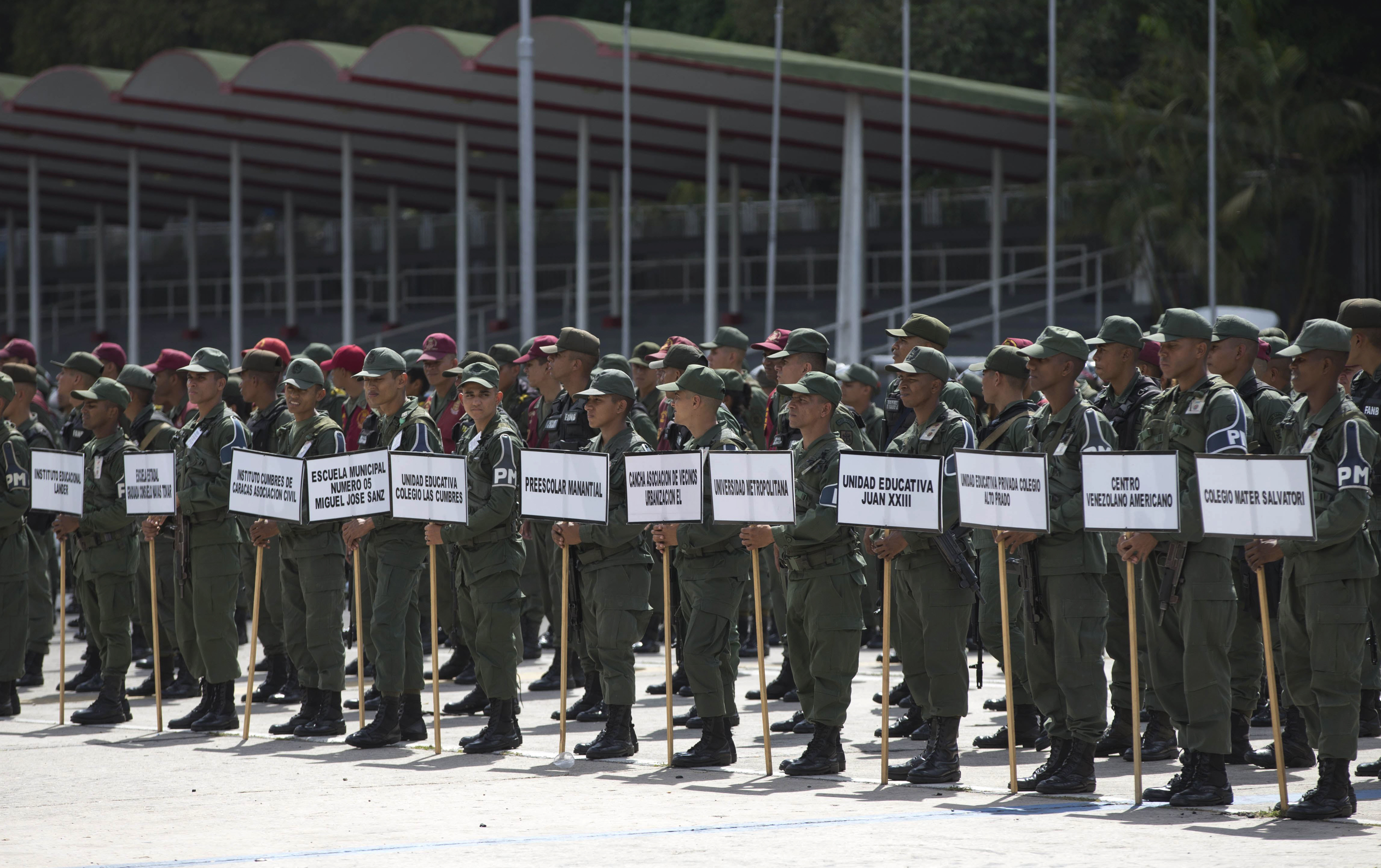 Soldados sostienen carteles con los nombres de las escuelas que servirán como centros de votación y adonde serán enviados, en un acto en la Academia Militar de Caracas, Venezuela, el martes 15 de mayo. Alrededor de 300.000 soldados están a cargo de la seguridad y la logística para las elecciones presidenciales del domingo 20 de mayo.