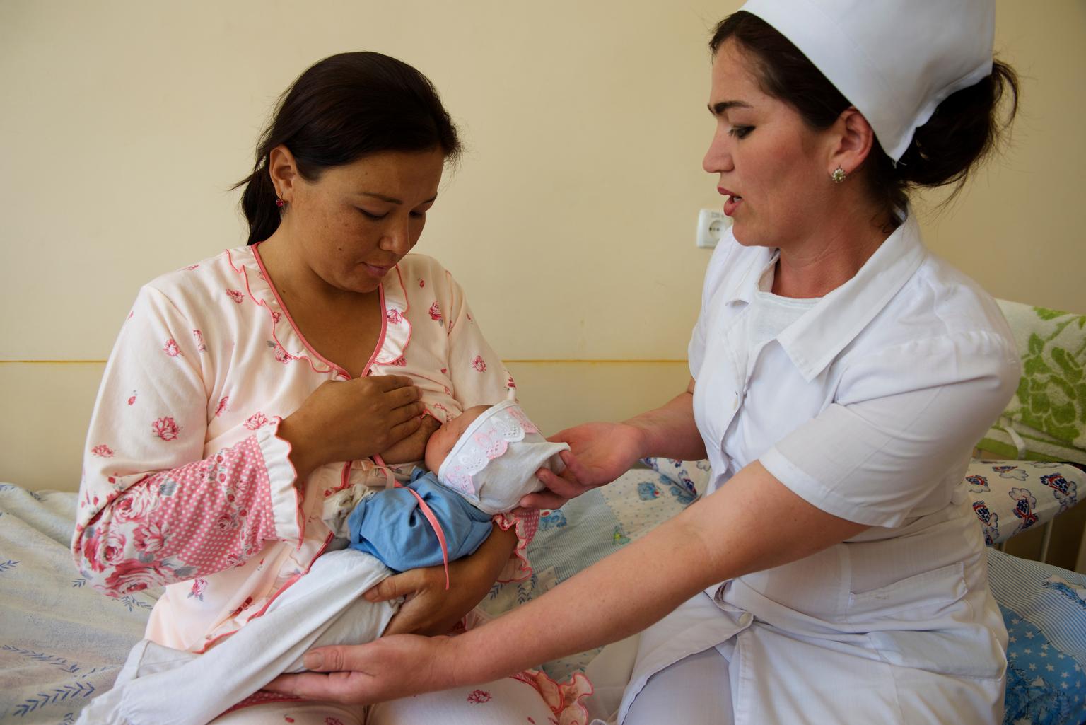 Lo ideal es que la leche materna sea el único alimento del bebé desde la primera hora de nacido hasta cumplir los seis meses. En esta fotografía, parte de la campaña de la OMS y la Unicef, una enfermera de Uzbekistán le muestra a una madre primeriza cómo amamantar. Fotografía: Unicef