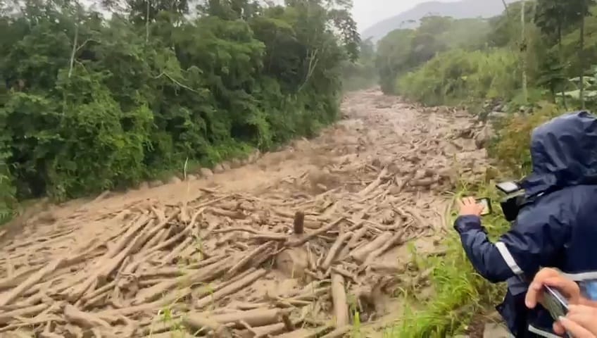 Uno de los incidentes más graves se registró en Aguas Zarcas de San Carlos, donde el río del mismo nombre arrastró toneladas de barro y palos, que amenazaron carreteras y puentes a su paso. Foto: Edgar Chinchilla.