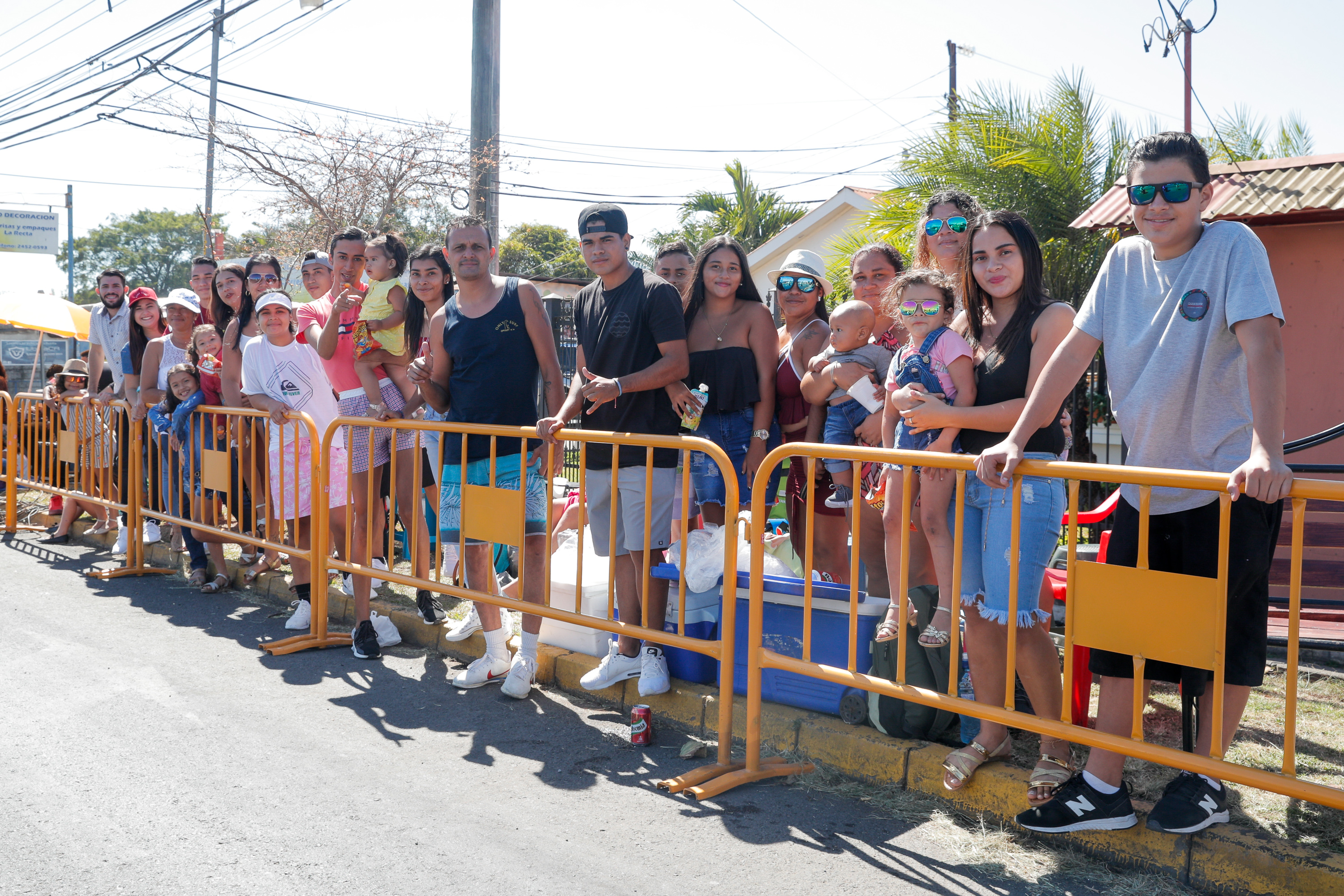 10/01/2019. Alajuela, Palmares. Tope de las fiestas de Palmares 2019. Familia de Puntarenas. Foto Jeffrey Zamora