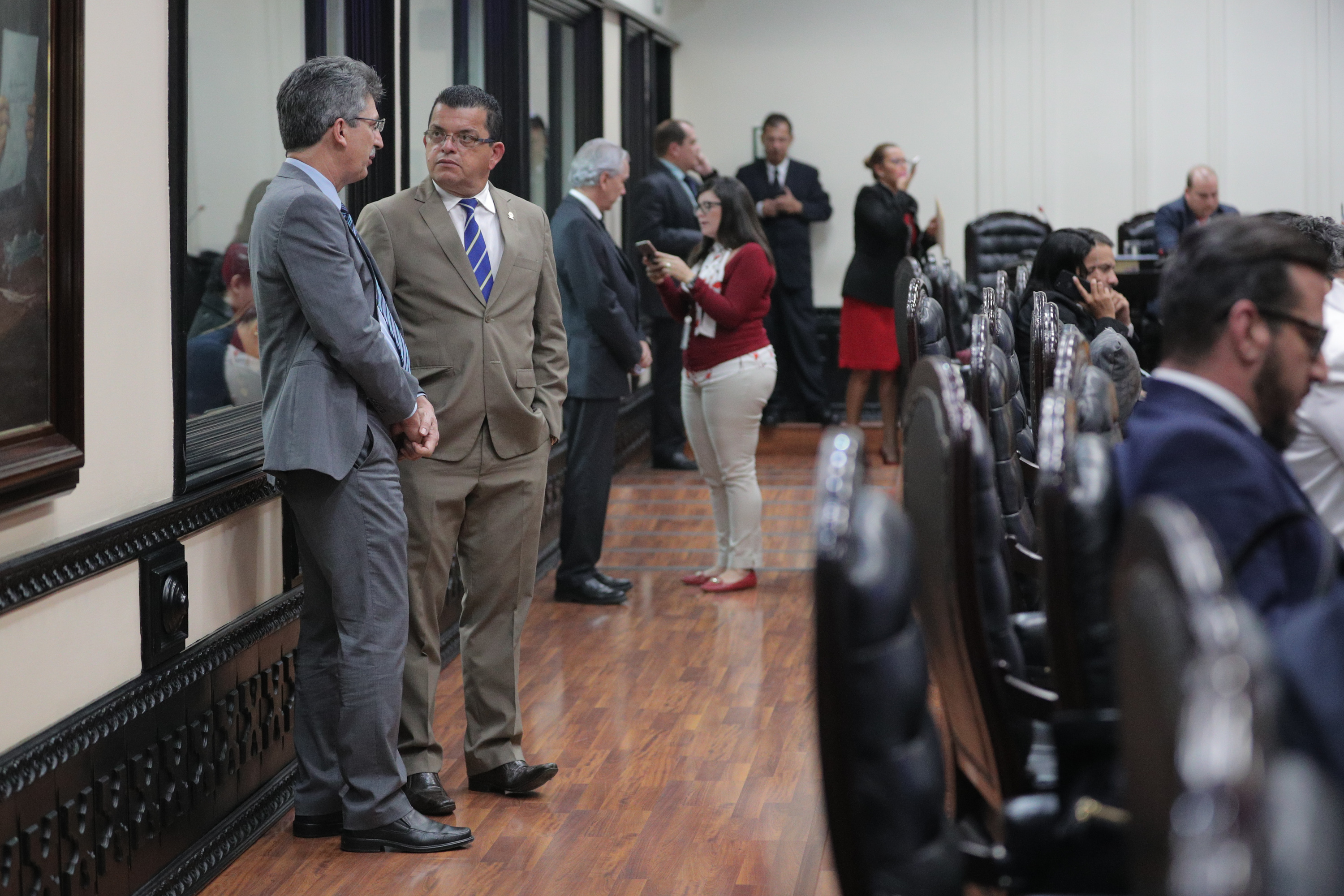 15/11/2018. San Jose, Asamblea Legislativa. Sesion del Plenario Legislativo. En la foto aparece el diputado Welmer Ramos González (iz de gris) y Luis Ramón Carranza Cascante (corbata azul rayas). Foto Jeffrey Zamora