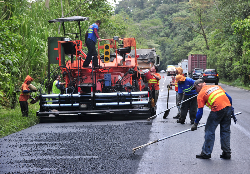Continuan los trabajos en la Ruta 32, mietnras que se siguen apreciando algunas situaciones peligrosas en materia de senalizacion y posibles derrumbes (10-03-11). Foto: Rafael Pacheco