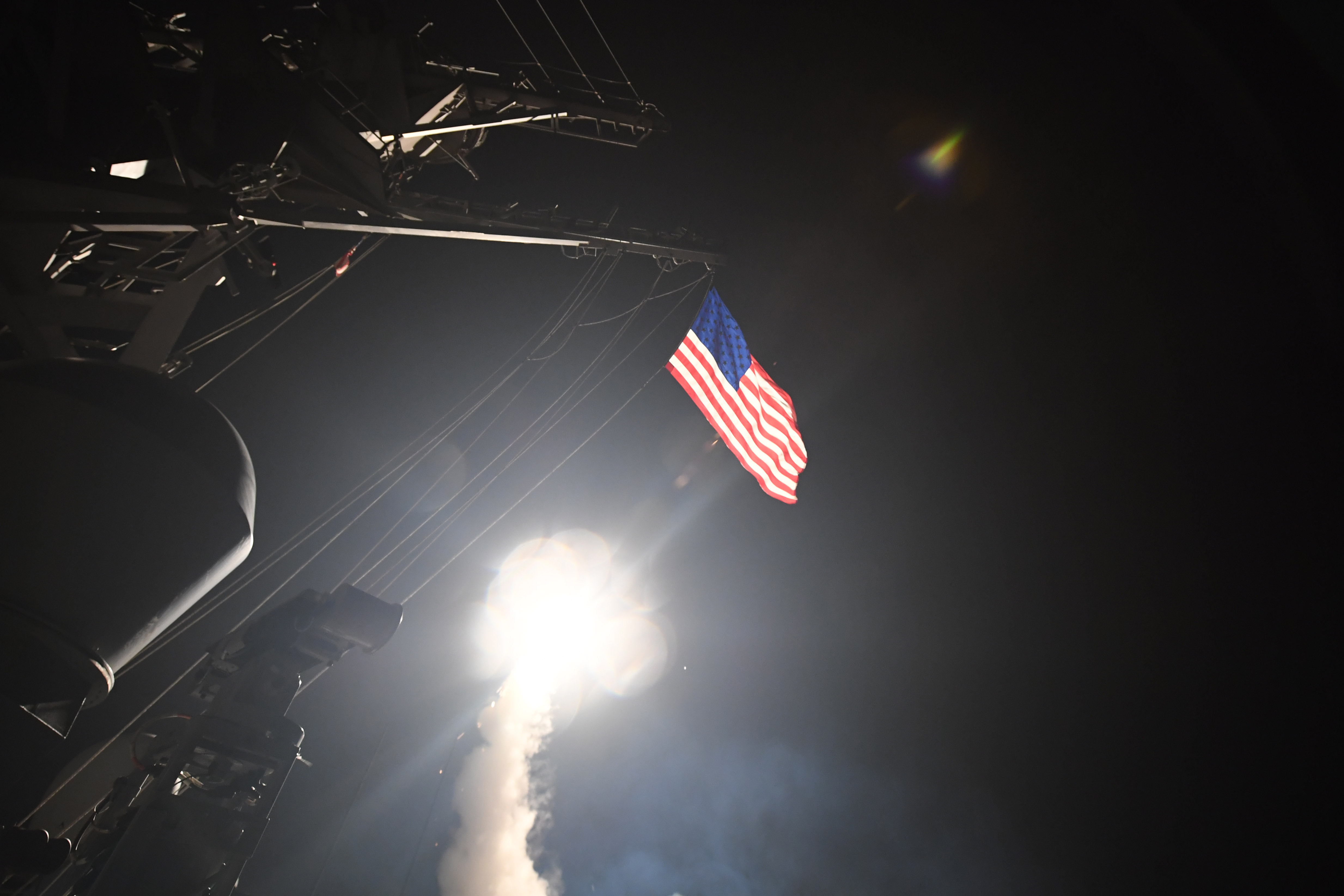 El destructor estadounidense USS Ross lanza un misil tomahawk contra la base aérea de Siria desde el Mediterráneo.