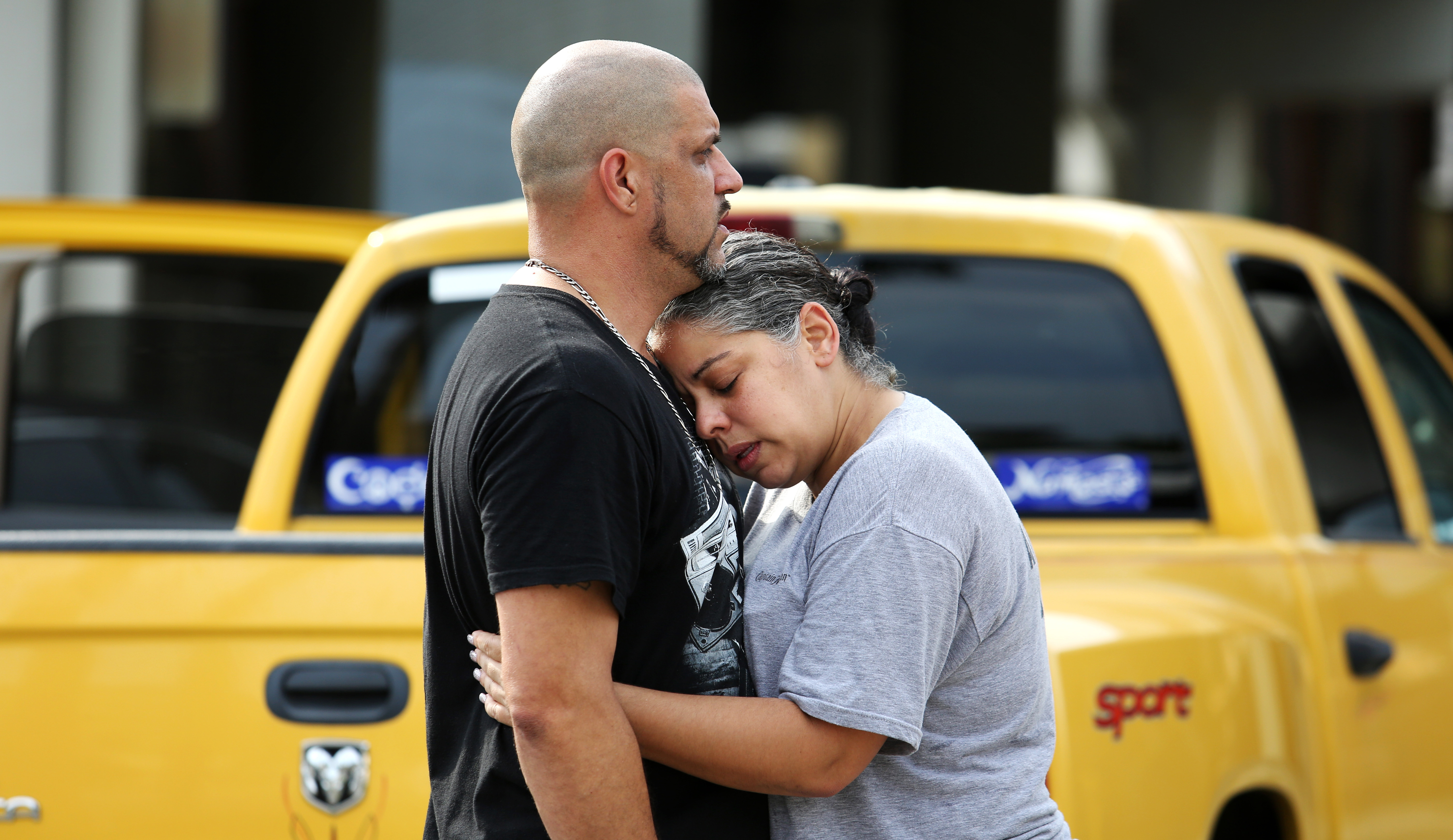Rey Rivera, el DJ del club Pulse, recibe consuelo de una amiga tras el tiroteo donde murieron 50 personas a manos de un hombre identificado como Omar Mateen.