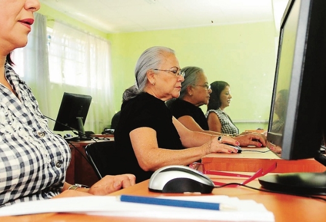 Usar Facebook podría mejorar el desempeño cognitivo de los adultos mayores | GN ARCHIVO