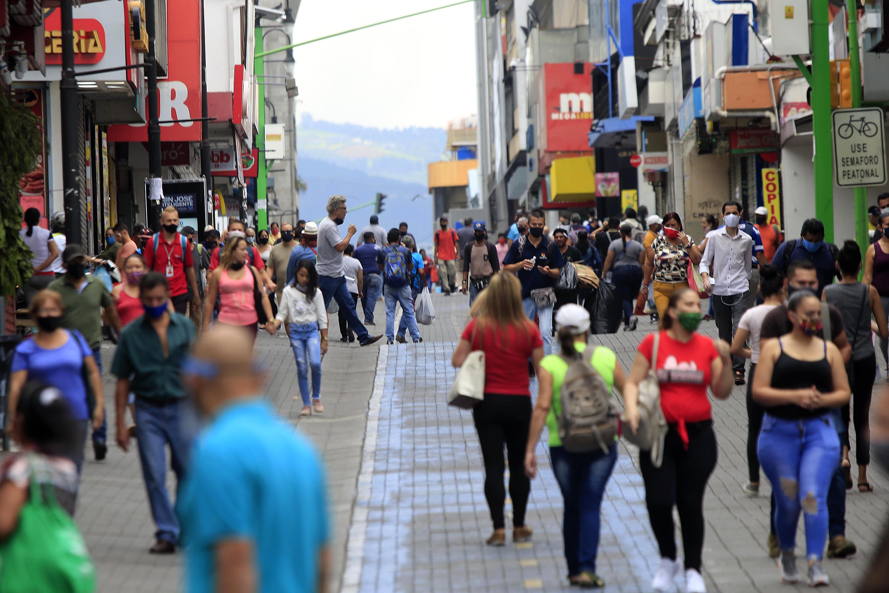 22/07/2020 San José. Gente caminando por avenida cuarta, usando mascarilla o careta. Foto: Rafael Pacheco