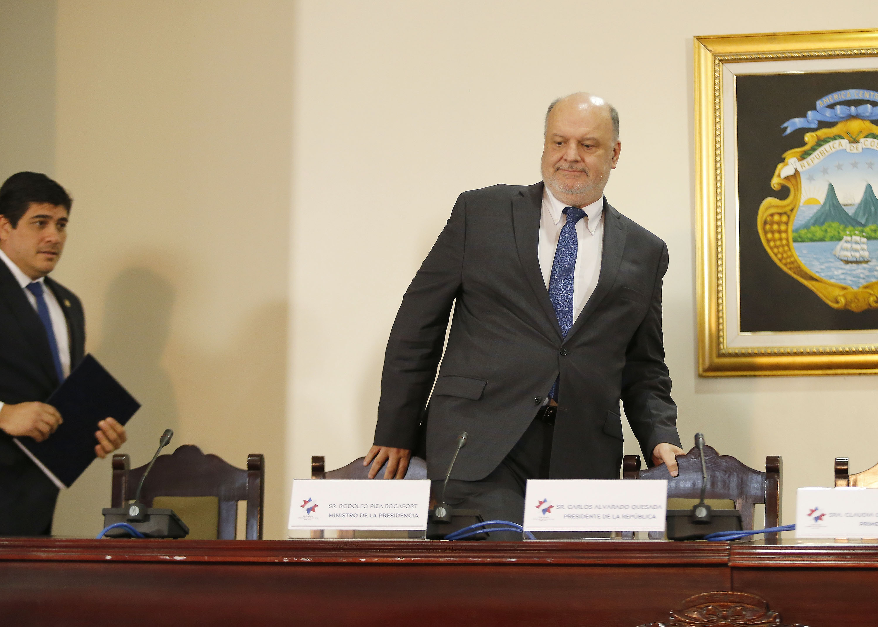 08/01/2019. Casa Presidencial, Zapote. Presentación de los nuevos miembros del gabinete del gobierno del presidente Carlos Alvarado. Con la participación del presidente, la primera dama Claudia Dobles y el Ministro de la Presidencia, Rodolfo Piza, fiueron presentados a la prensa los nuevos miembrros del gabinete. En la foto: El Ministro de la Presidencia, Rodolfo Piza, y el presidente de la República, Carlos Alvarado ingresan a la sala de conferencias. Foto: Albert Marín.