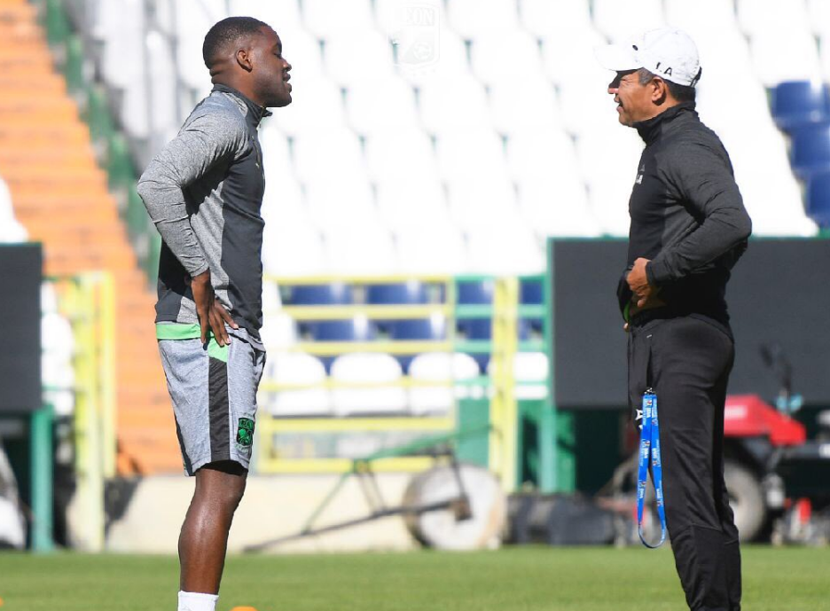 Joel Campbell conversa con Ignacio Ambríz, su nuevo entrenador. Fotografía: León.