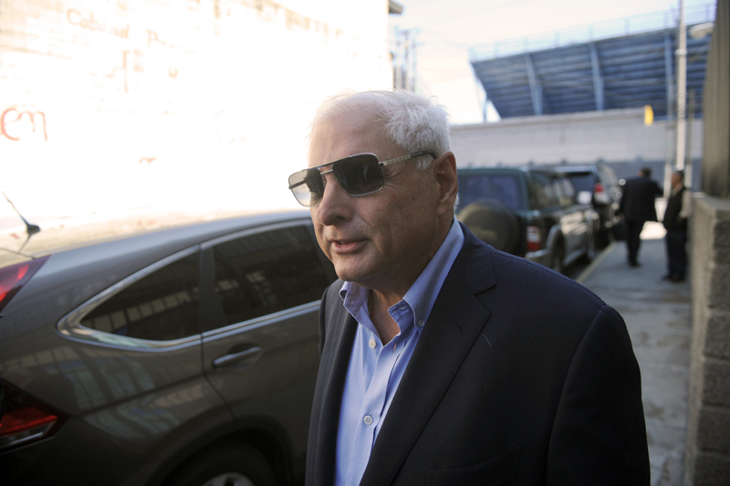 El expresidente panameño y diputado del Parlacén, Ricardo Martinelli, abandona el edificio de este organismo en Guatemala, luego de una reunión realizada ayer. | AFP