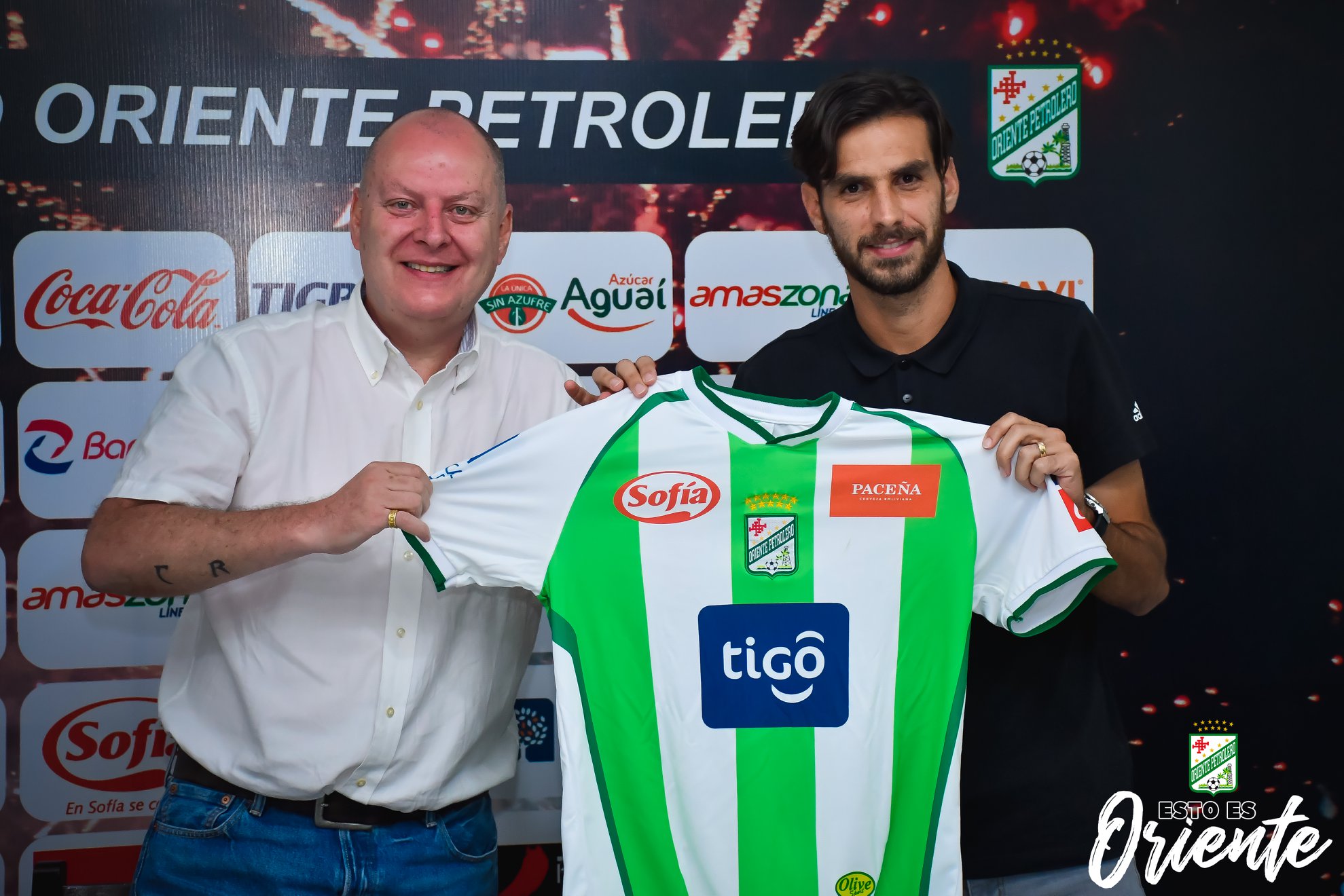 Raúl Ribera, vicepresidente de Oriente Petrolero, presentó a Yendrick Ruiz ante los medios de comunicación. Fotografía: Facebook de Oriente Petrolero.