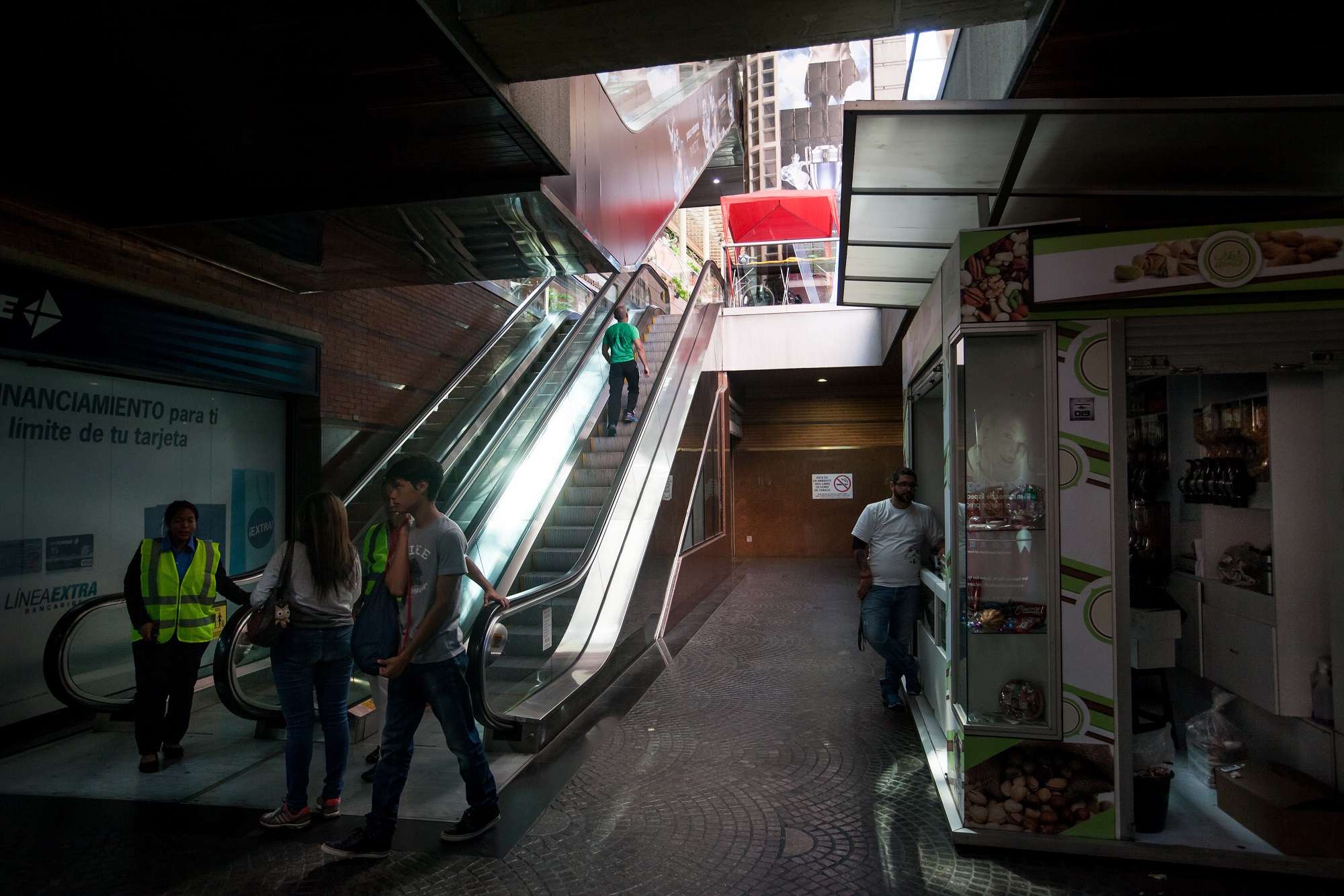 Las escaleras eléctricas de este centro comercial en Caracas no funcionaban el miércoles por la ausencia de electricidad, que está racionada.