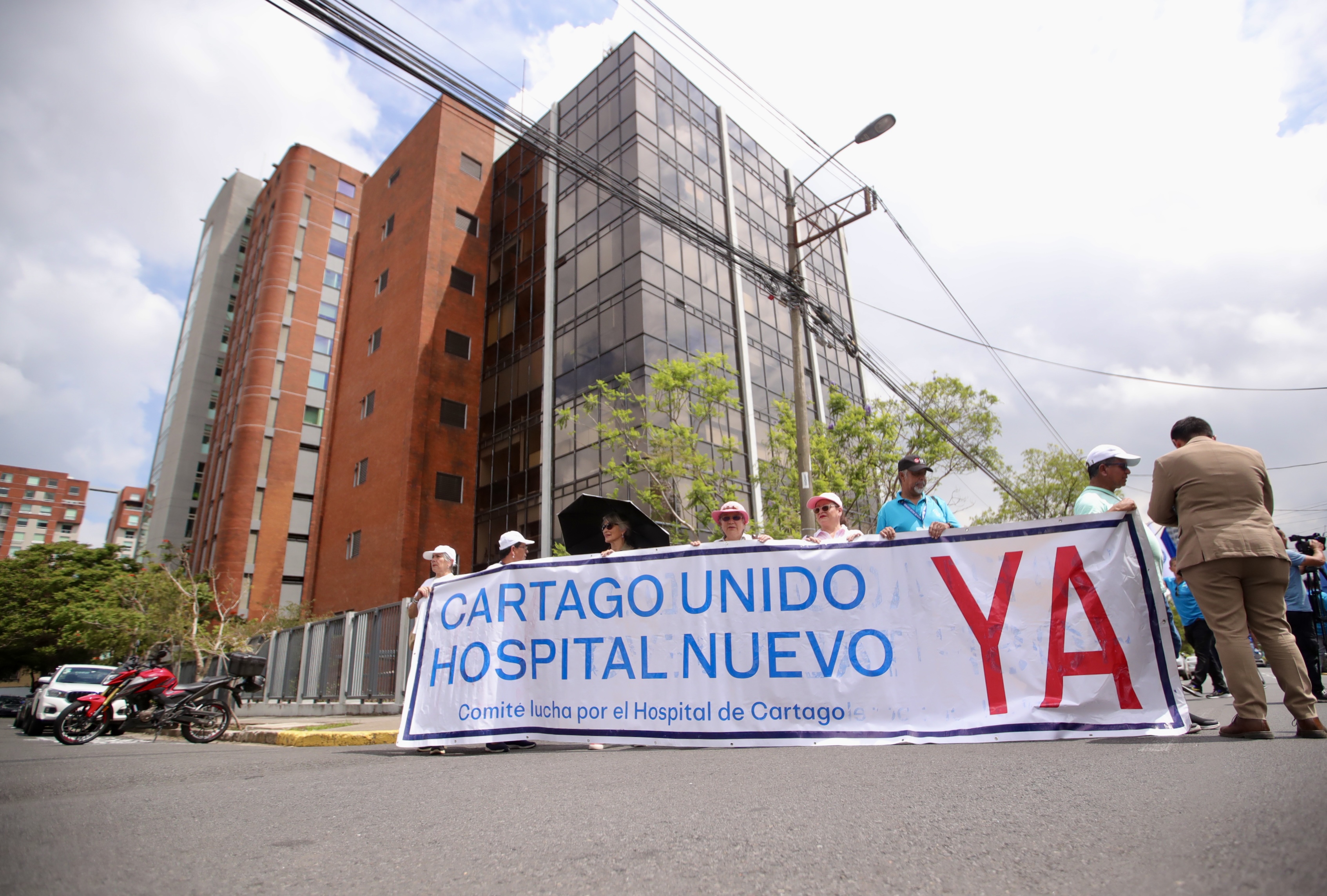 Hospital de Cartago protesta
