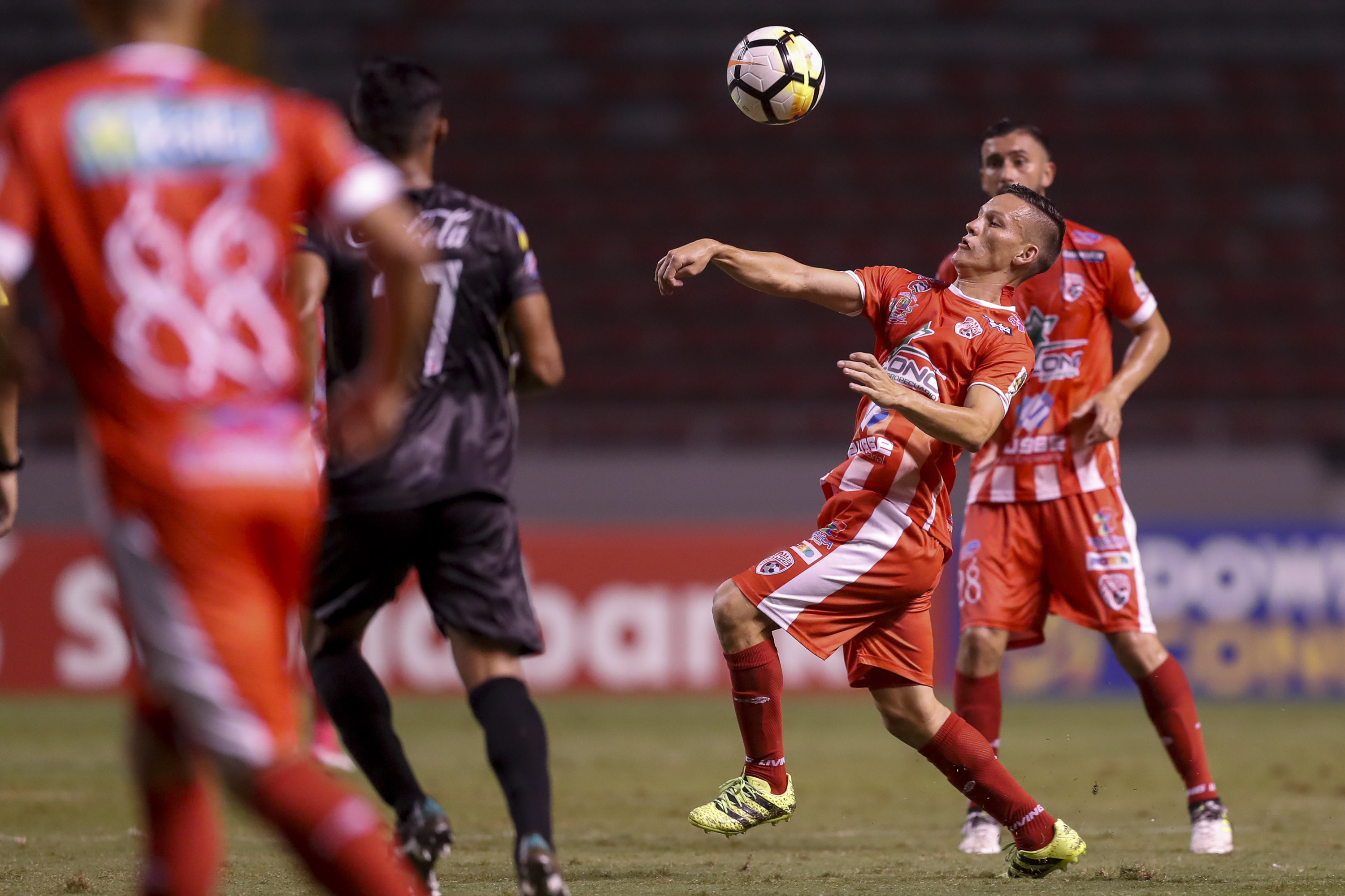 Wilmer Azofeifa es uno de los volantes infaltables en el once estelar de Johnny Chaves.