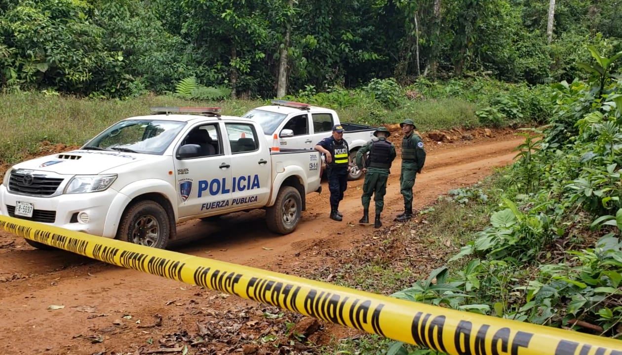 La Policía desplegó un operativo en la zona en busca de evidencias, luego del crimen de cuatro personas. Foto: Edgar Chinchilla, corresponsal GN