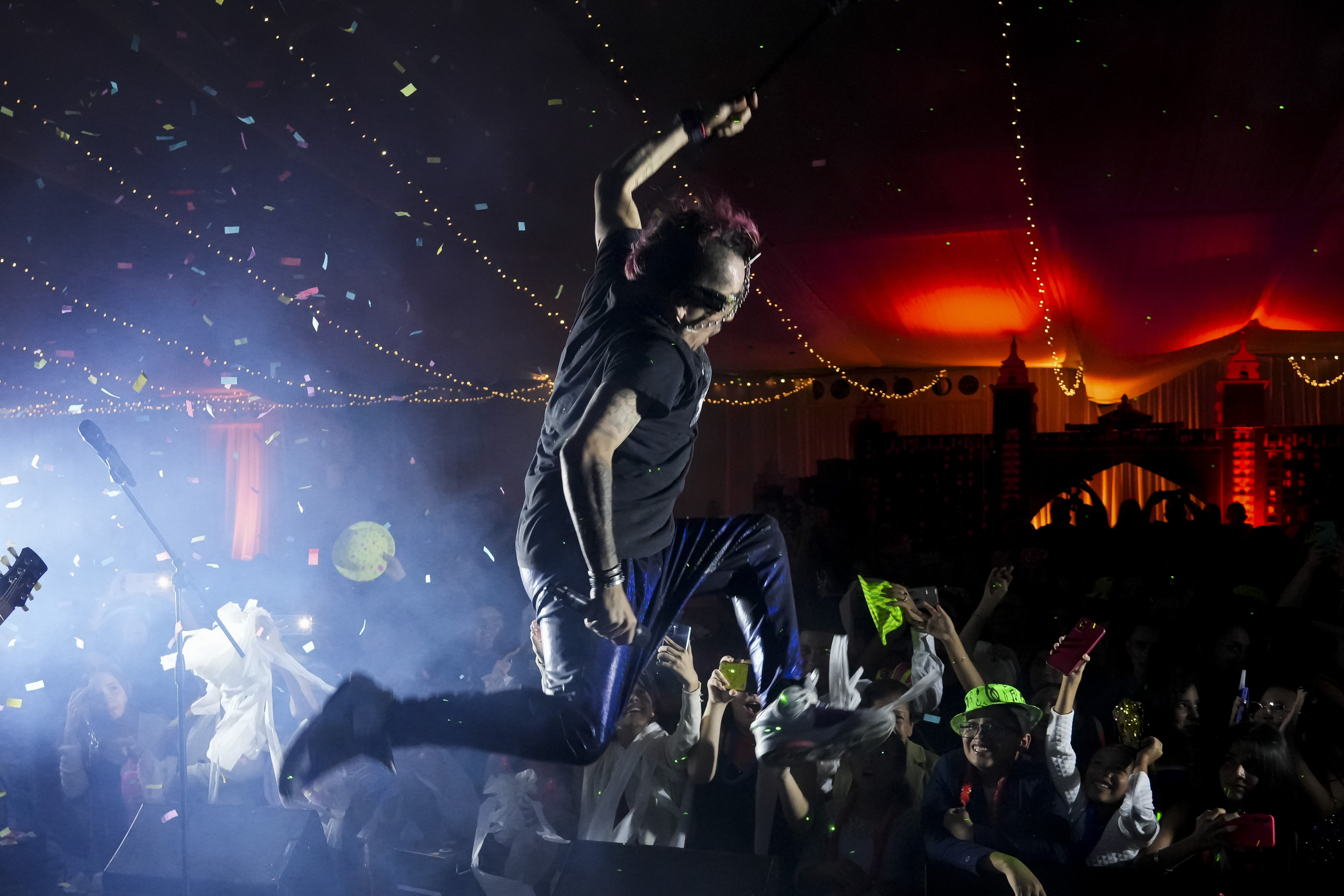 Fotografías de una gira de tres conciertos del grupo Los Ajenos en La Sabana, Puriscal y Pedregal. Imágenes de los artistas en escena, del detrás de bambalinas, la microbús y las cenas.