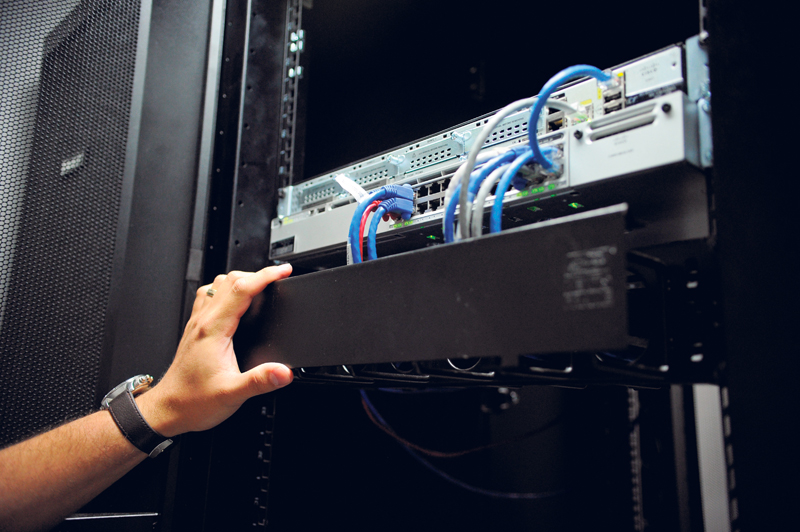 Parte de los equipos del IXP tico en la entidad NIC Costa Rica, responsables del registro de dominios “.cr”. La página del IXP es: crix.cr. | MARCELA BERTOZZI.