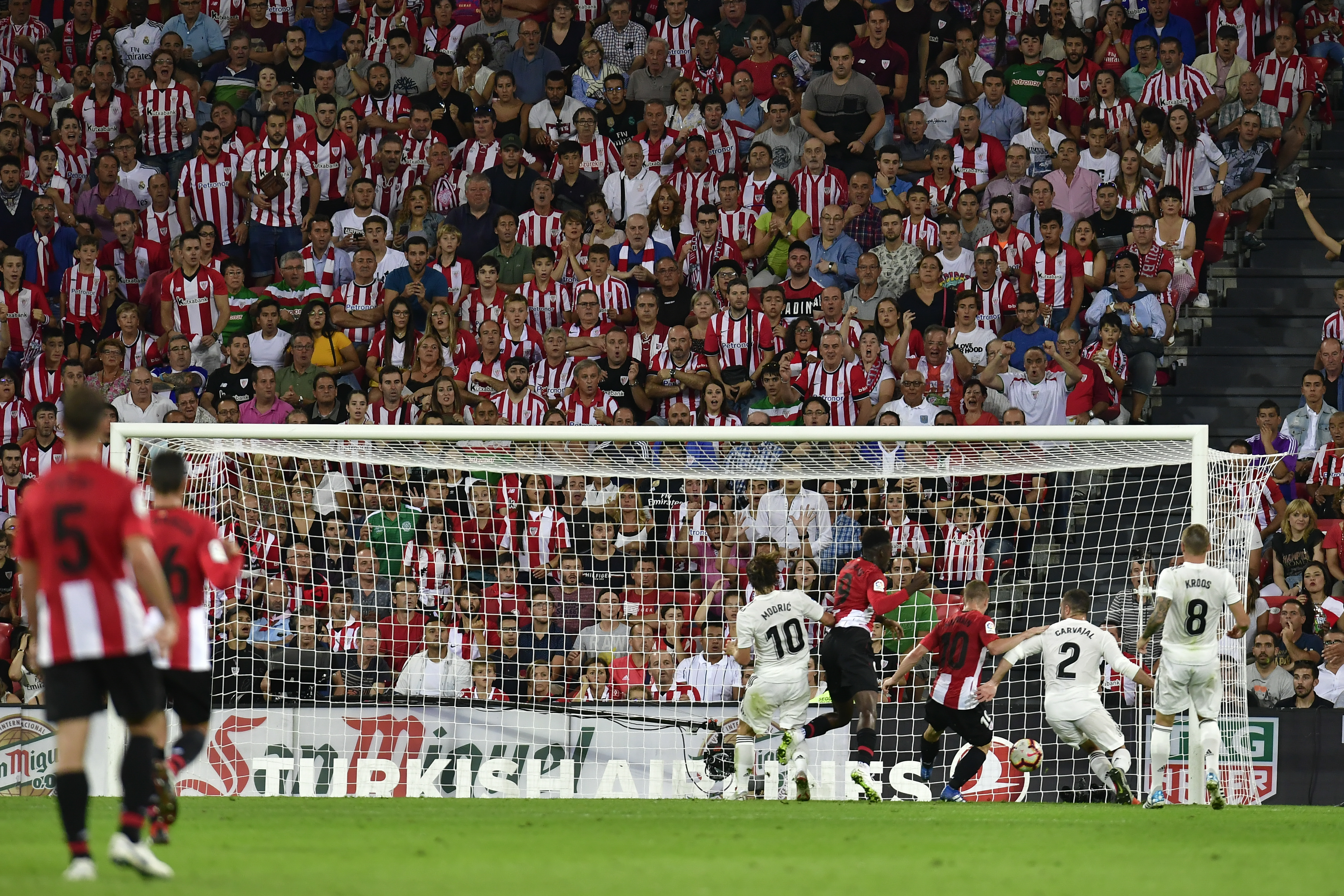 Athletic Bilbao's Iker Muniain (9) scores a goal against Real Madrid during the Spanish La Liga soccer match between Athletic Bilbao and Real Madrid at San Mames stadium, in Bilbao, northern Spain, Saturday, Sept. 15, 2018. (AP Photo/Alvaro Barrientos)