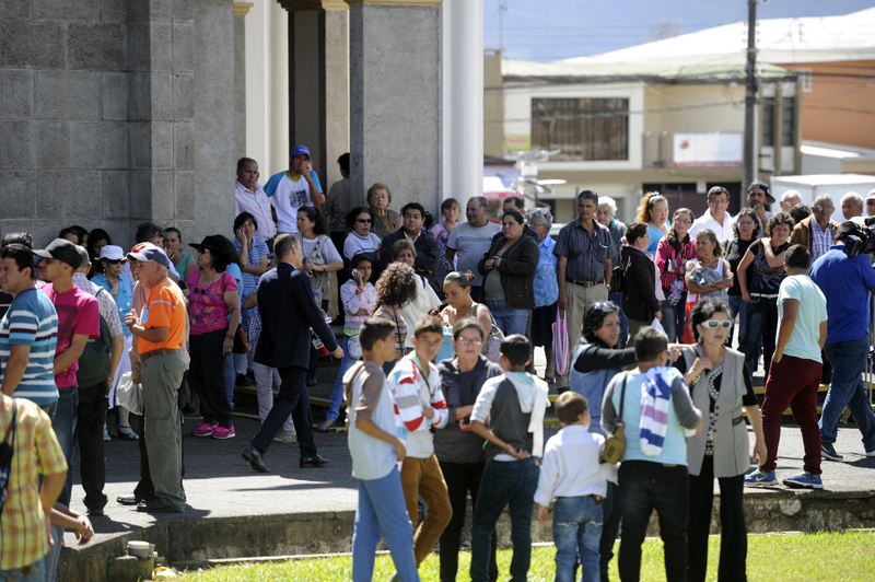 Decenas de fieles acudieron ayer a la basílica de los Ángeles a cumplir una promesa y se toparon con las puertas cerradas. | ALONSO TENORIO
