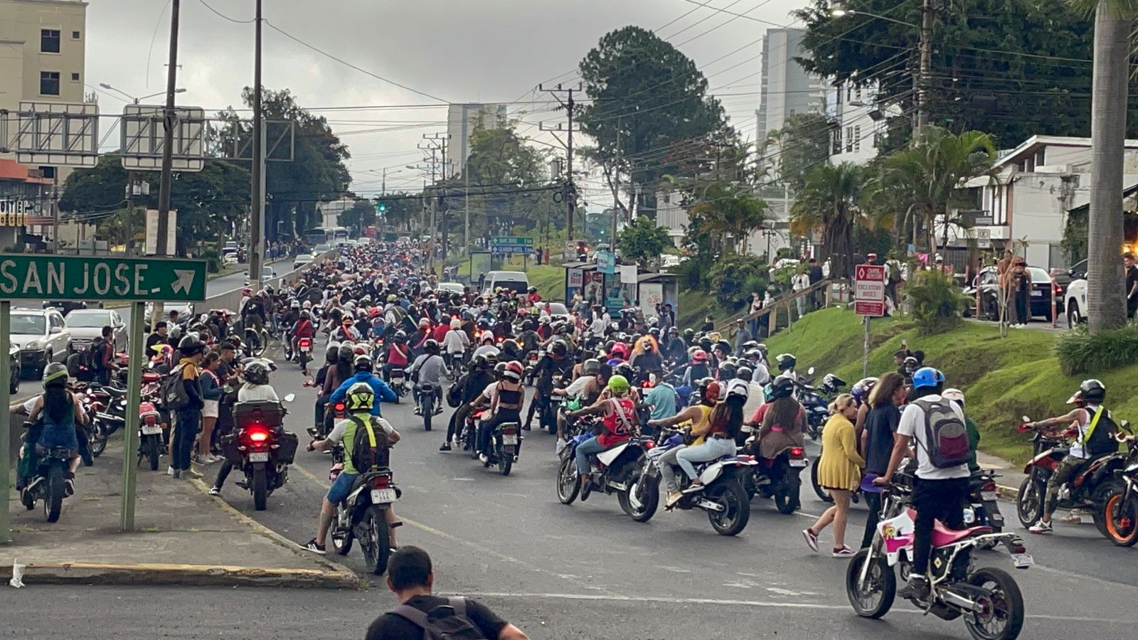 Caravana del Payaso organizada por motociclistas tom por