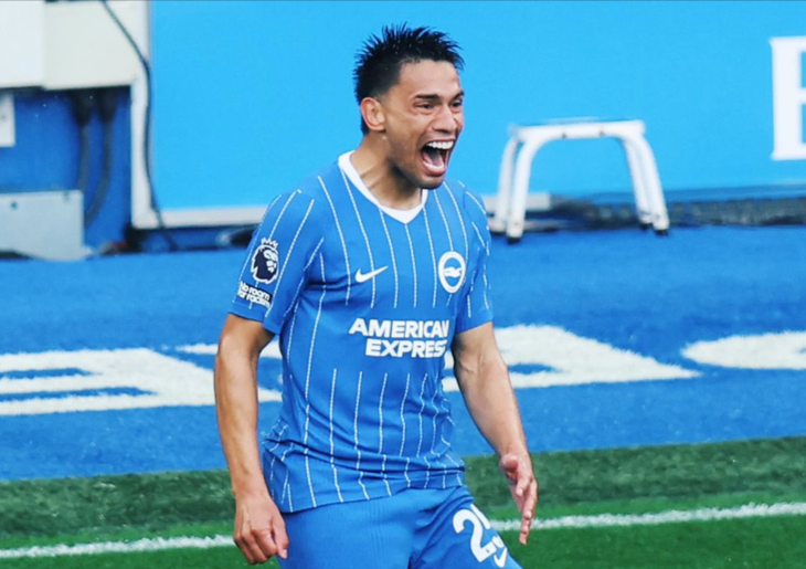 Diego Muñoz, futbolista del Brighton, anotó desde la media cancha en goleada de su equipo. En la foto, Muñoz celebrando su gol.