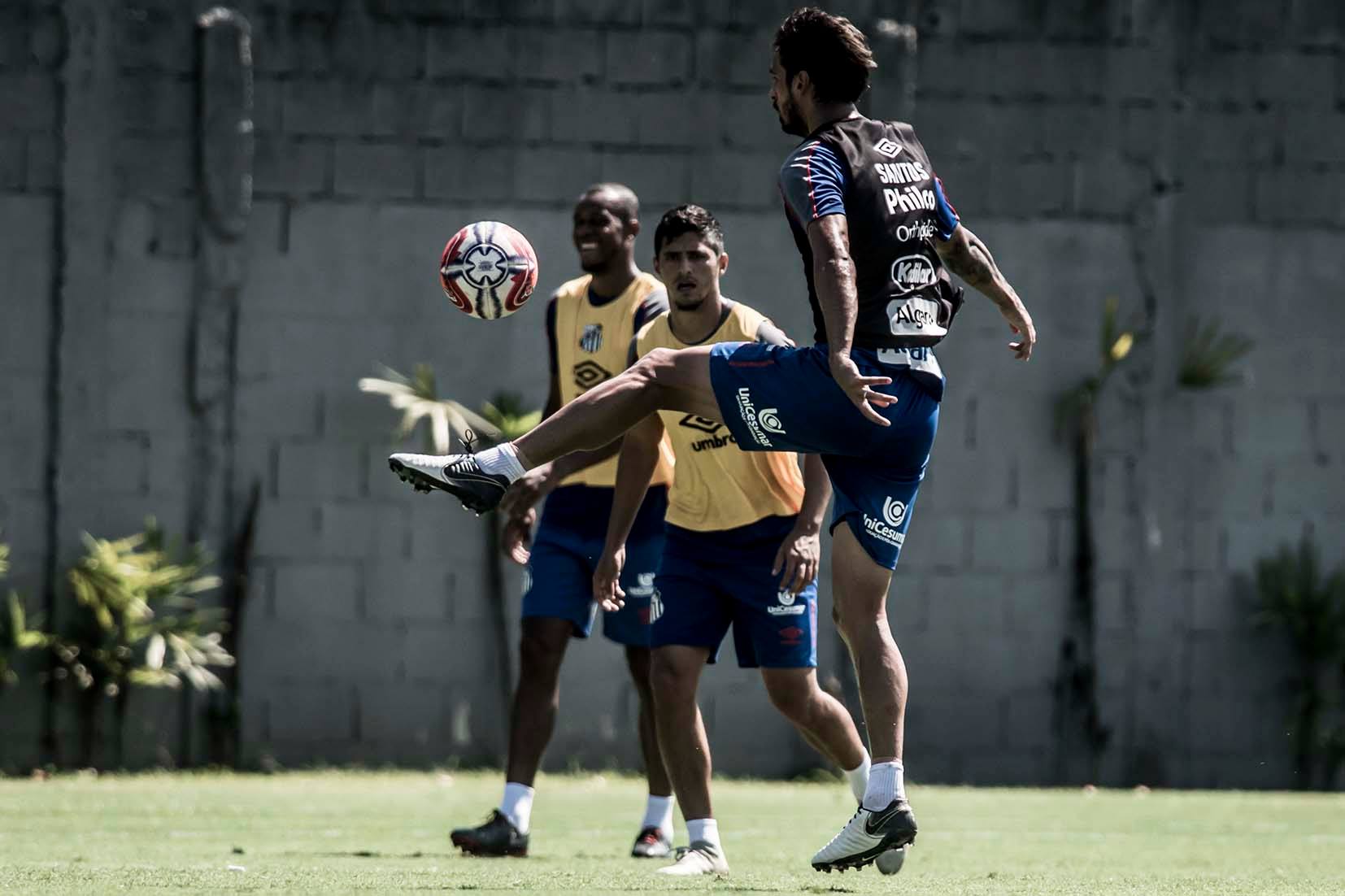 Bryan Ruiz continúa entrenando con el Santos. Fotografía: Facebook del Santos