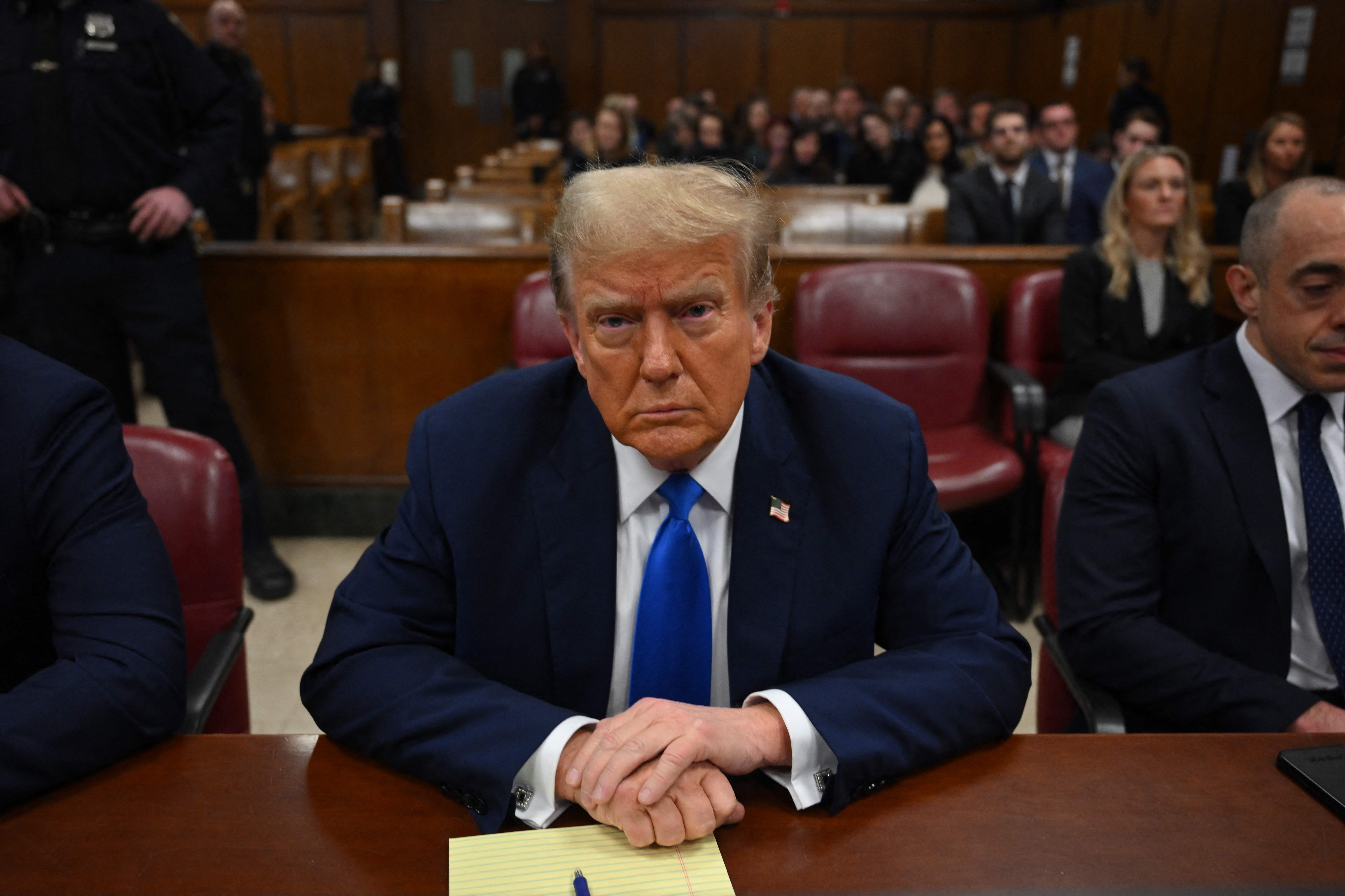 Donald Trump, de 77 años, ahora candidato republicano a las presidenciales de noviembre, está acusado de falsificar documentos comerciales para ocultar un pago de $130.000 a una actriz porno pocos días antes de las elecciones de 2016, que ganó contra la demócrata Hillary Clinton. Foto: AFP