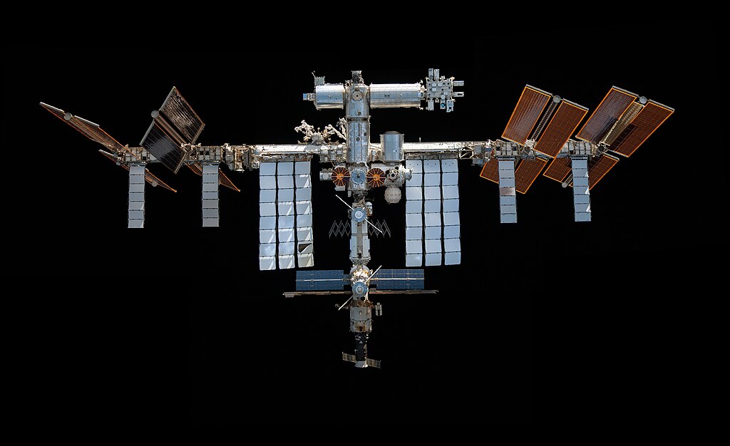 Este mosaico muestra la Estación Espacial Internacional fotografiada desde la cápsula Crew Dragon Endeavour de SpaceX durante un sobrevuelo alrededor del laboratorio orbital.