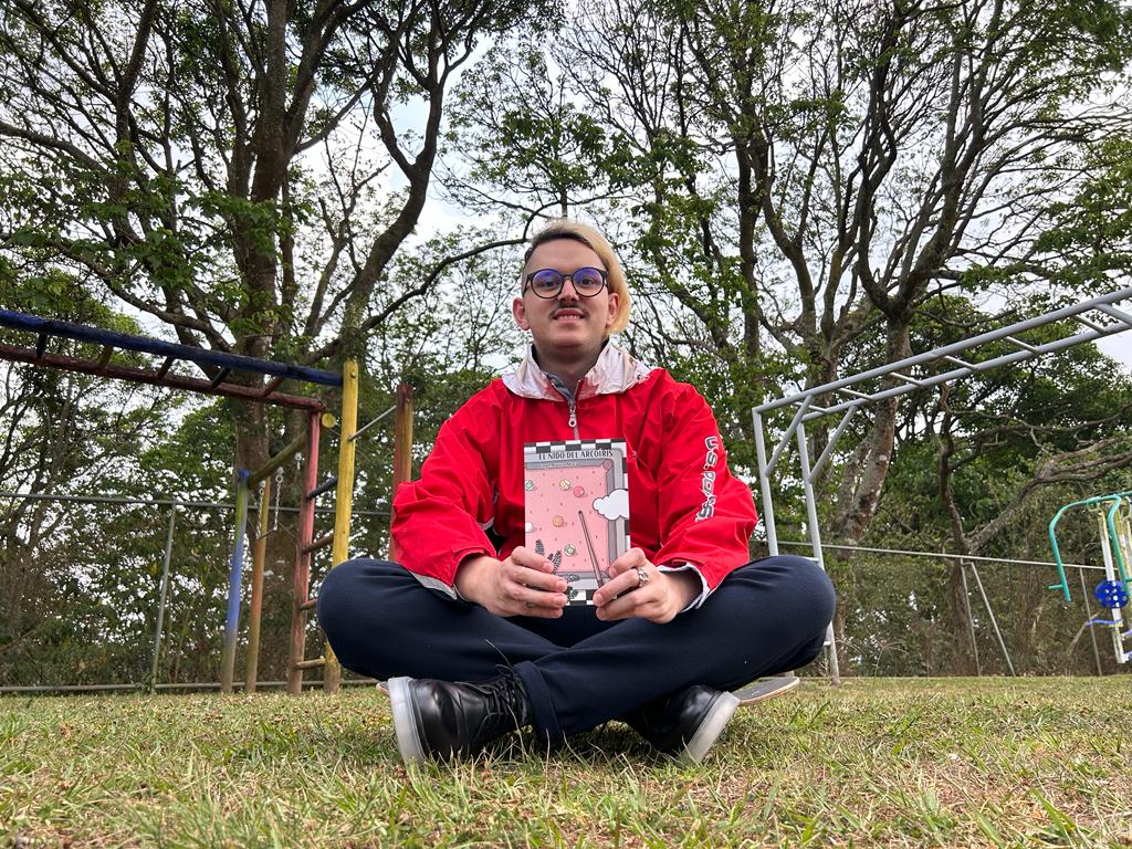 El periodista cultural Jorge Arturo Mora debuta en la ficción con su novela 'El Nido del Arcoíris', publicada por Encino Ediciones. Foto: Cortesía Gabe Coronado