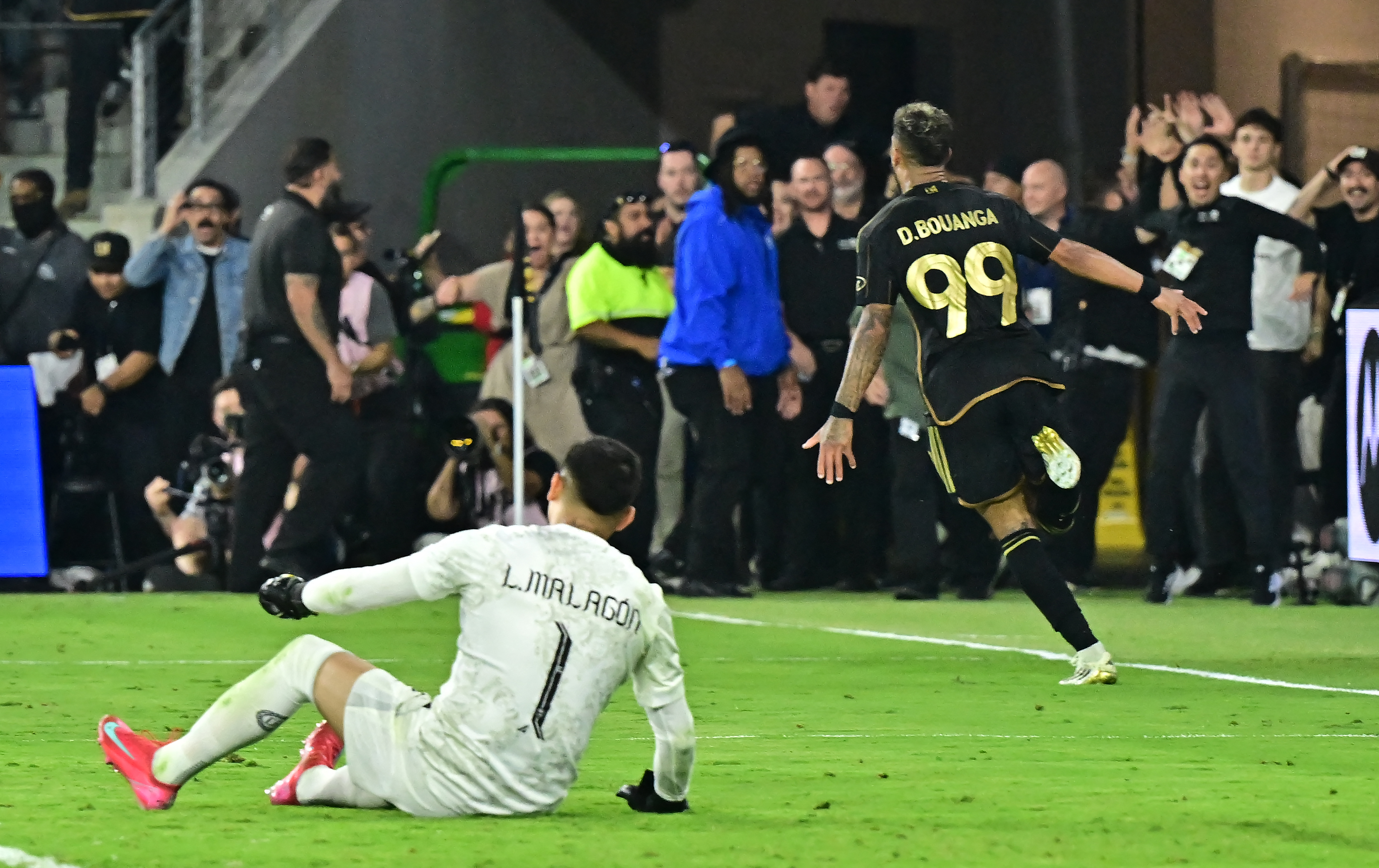 El delantero del LAFC Denis Bouanga celebra el gol que les dio el boleto al Mundial de Clubes en tiempo extra ante el América de México.