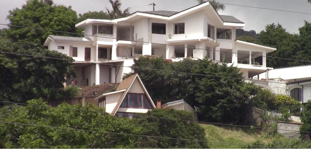 El OIJ decomisó dinero en efectivo y otras evidencias durante 40 allanamientos a propiedades pertenecientes a una banda narco que enviaba droga a Europa en contenedores. Foto: OIJ para LN