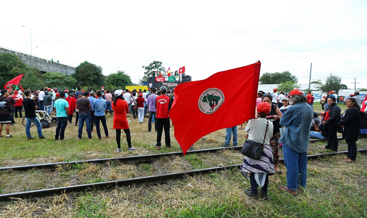 Miembros del Movimiento de los Sin Tierra (MST), simpatizantes del exmandatario Luiz Inácio Lula da Silva, se congregaron el miércoles en un descampado en Curitiba.