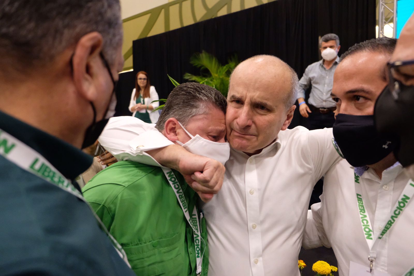 Luego de enviarlo al quinto lugar por San José, José María Figueres abraza y llora junto al alcalde de Desamparados Gilberth Jiménez. Foto: Cortesía PLN.