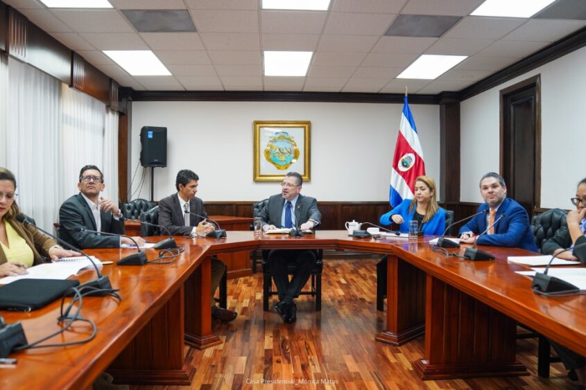 En la reunión convocada por Presidencia para atender el caos vial estuvieron jerarcas del MOPT, Salud, AyA, Incofer y CNE.