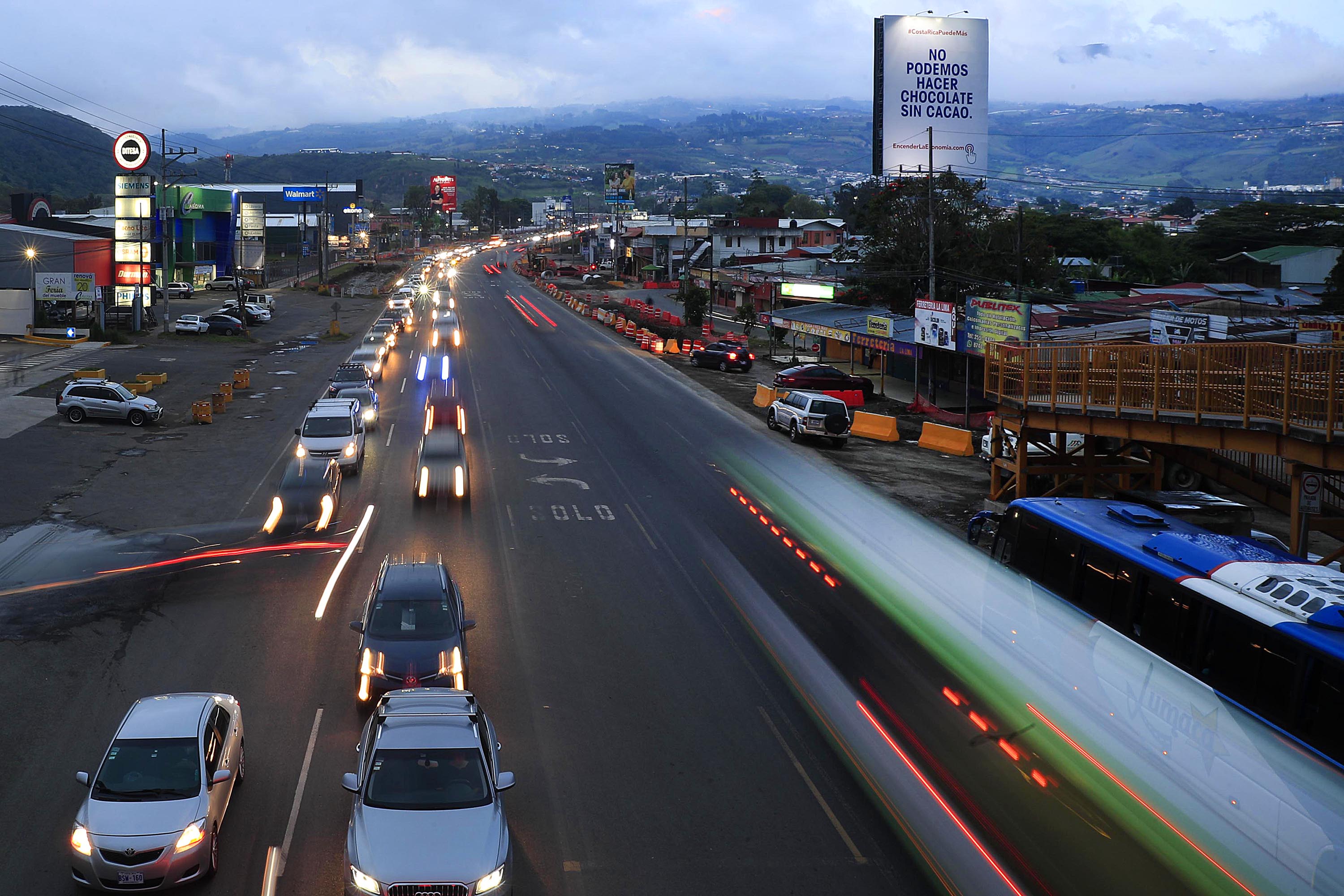 10/05/2021 Cartago. Así se apreció el movimiento vehicular la tarde noche de este lunes en el Cruce de La Lima. Este día se anunció la ampliación de restricción vehicular a partir del 11 de mayo en intento por contener saturación hospitalaria por covid-19. La restricción vehicular sanitaria se ampliará a todo el país, según placas, anunciaron las autoridades de Emergencias. Foto: Rafael Pacheco