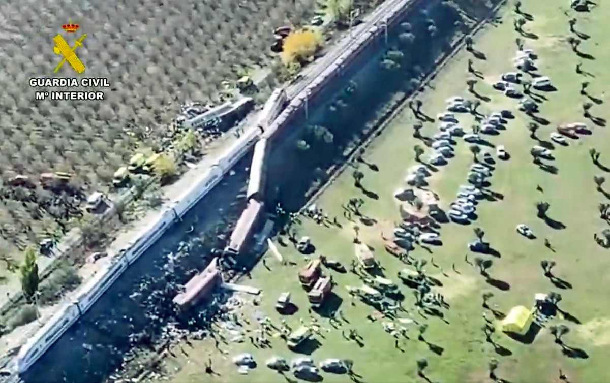 Esta imagen fija, extraída de un video grabado y difundido por la Guardia Civil de España el 28 de octubre de 2026, muestra una vista aérea de la colisión entre un tren de alta velocidad AVE de Renfe y un tren de Iryo, a unos 150 kilómetros al sur de Madrid, entre Urda y Los Yébenes, en la provincia de Toledo.