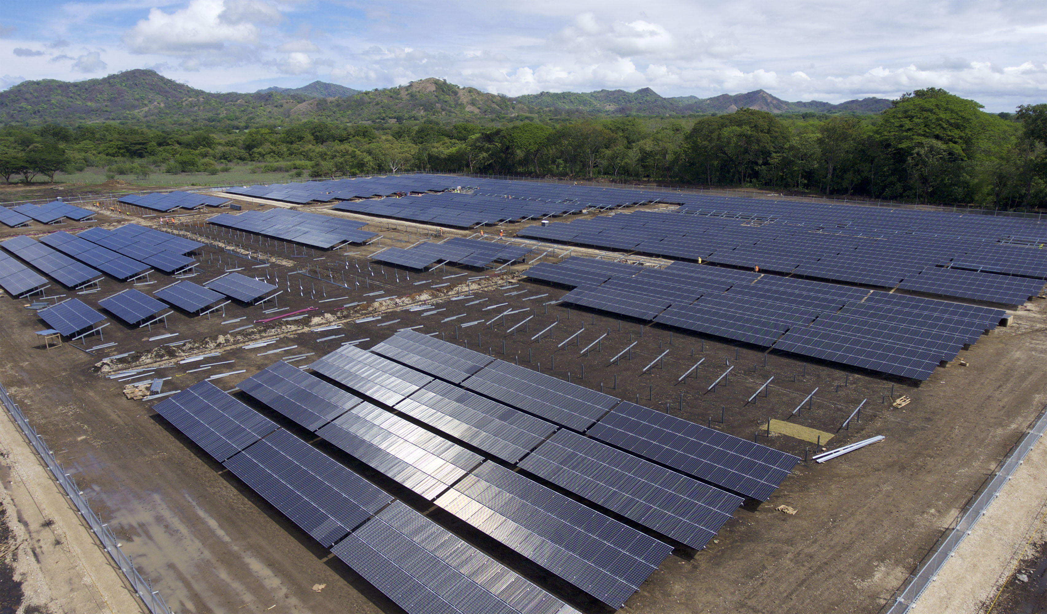 Coopeguanacaste R L, distribuidora de electricidad en esa provincia, inauguró en el 2017 el Parque Solar Juanilama, el cual tiene una capacidad de generación de 4,2 MW y se localiza en el cantón de Santa Cruz. Fotografía: Cortesía.