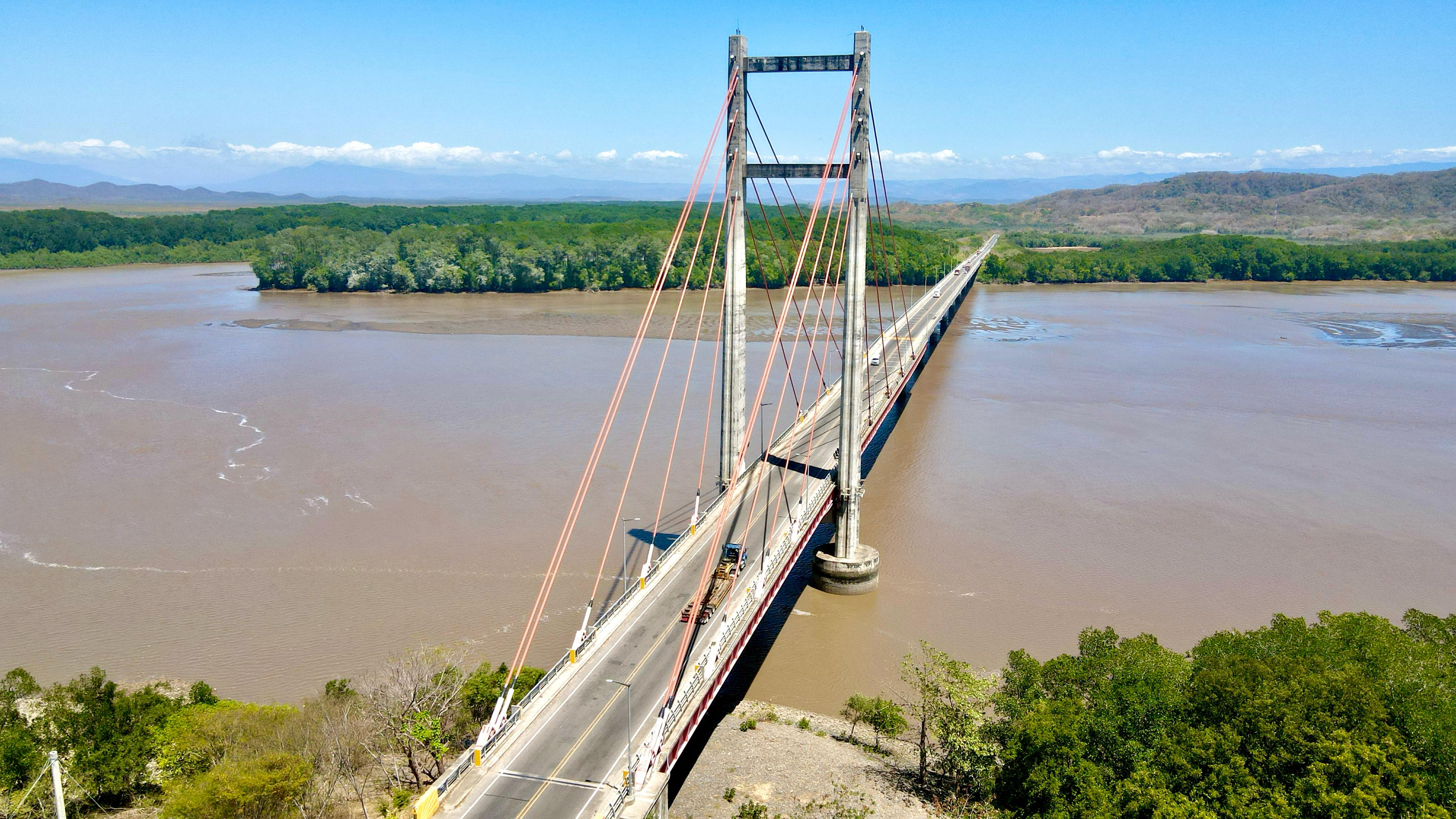 El puente de 780 metros de longitud entre Cañas y Nicoya se conforma de dos secciones: una atirantada de 260 metros, que se soporta por cables tensores, y otra fija de 520 metros apoyada en 8 pilas de concreto. Fotografía: Cortesía.