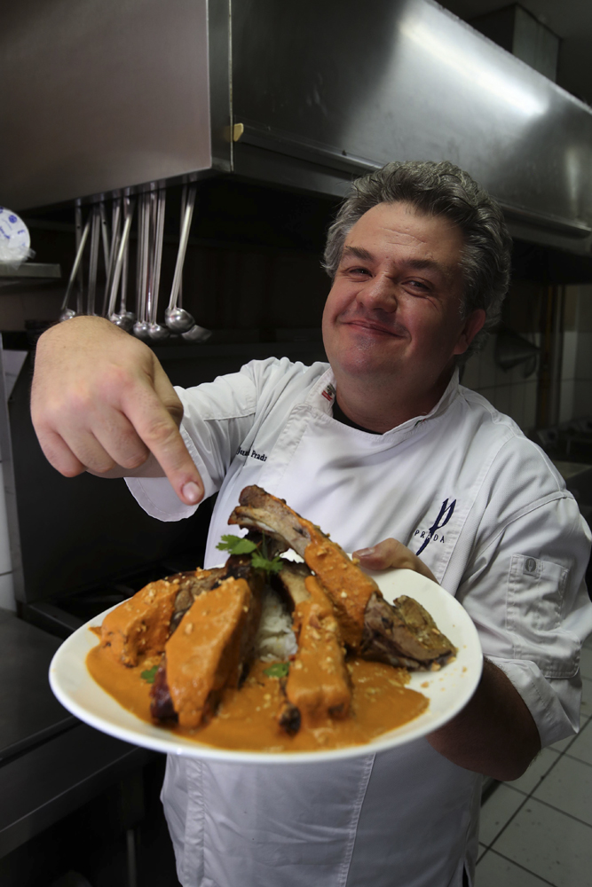 El chef mexicano Juan Miguel Prada es el encargado de dejar sus recetas especiales a los diferentes restaurantes. Graciela Solís.