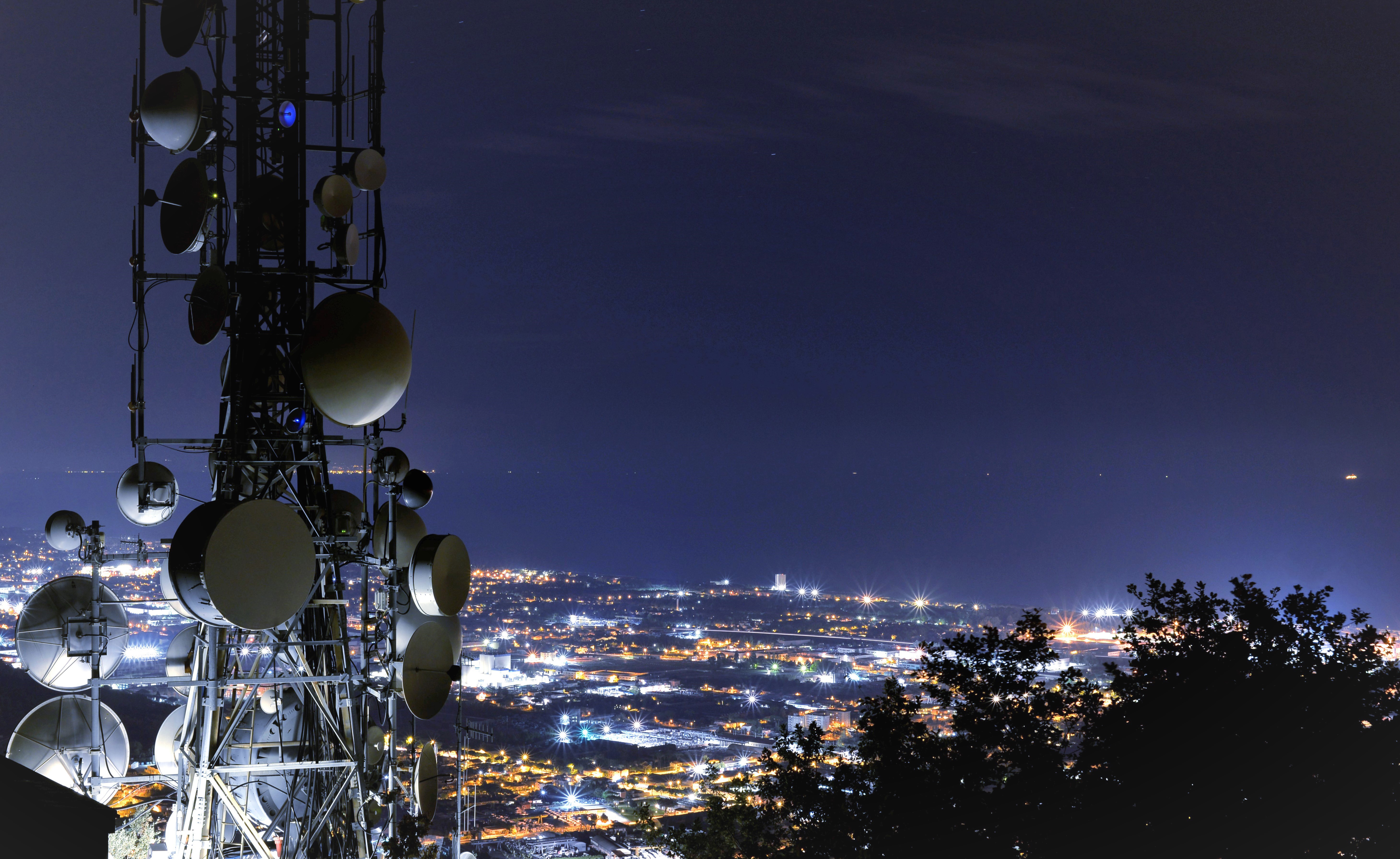 La tecnología 5G permite habilitar y abrir puertas a nuevos servicios y volver más
eficientes sectores productivos, crear nuevos negocios digitales e impulsar la economía, entre otros. Según Sutel, su aprovechamiento dependerá de la capacitación del recurso humano y de las empresas que operan en el país. Fotografía: