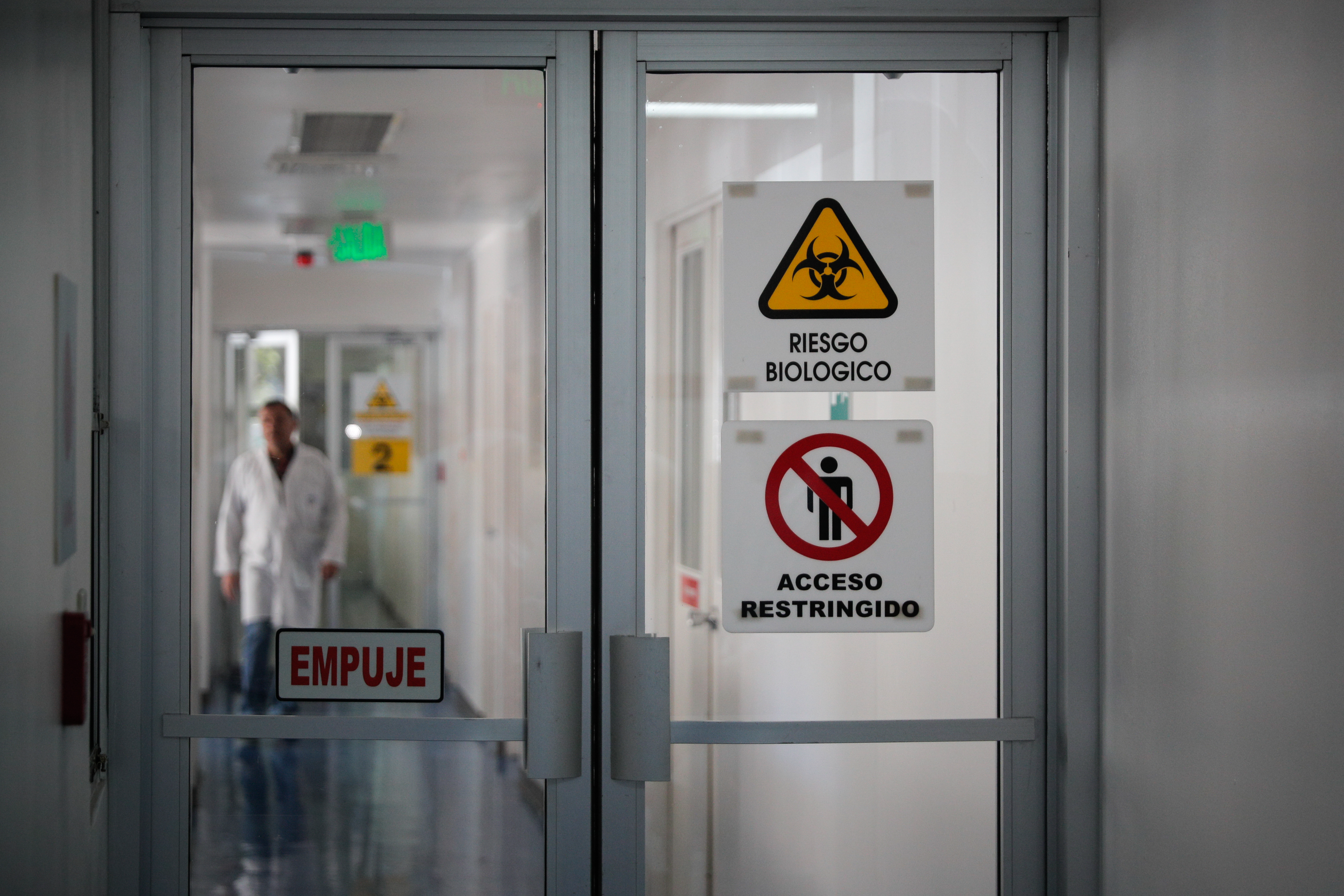 2/3/2020. Tres Ríos, INCIENSA. Simulacro del procedimiento para analizar casos de Coronavirus en el país. Foto Jeffrey Zamora