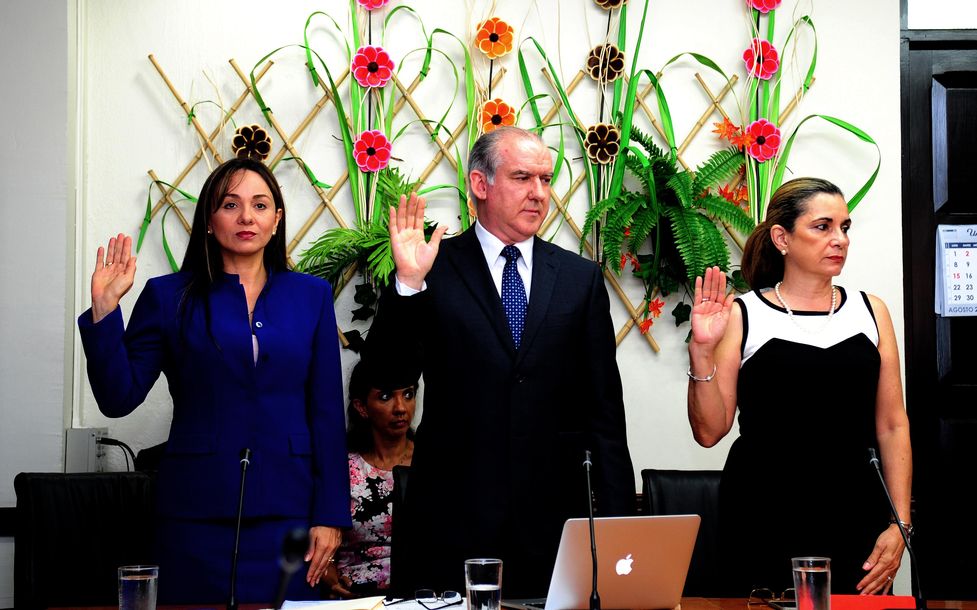 Juan Carlos Corrales, gerente del Banco Nacional, compareció en el Congreso. A la derecha, Patricia Jara, gerente de Publicidad. A la izquierda, Marieta Herrera, directora de Asesoría Legal.