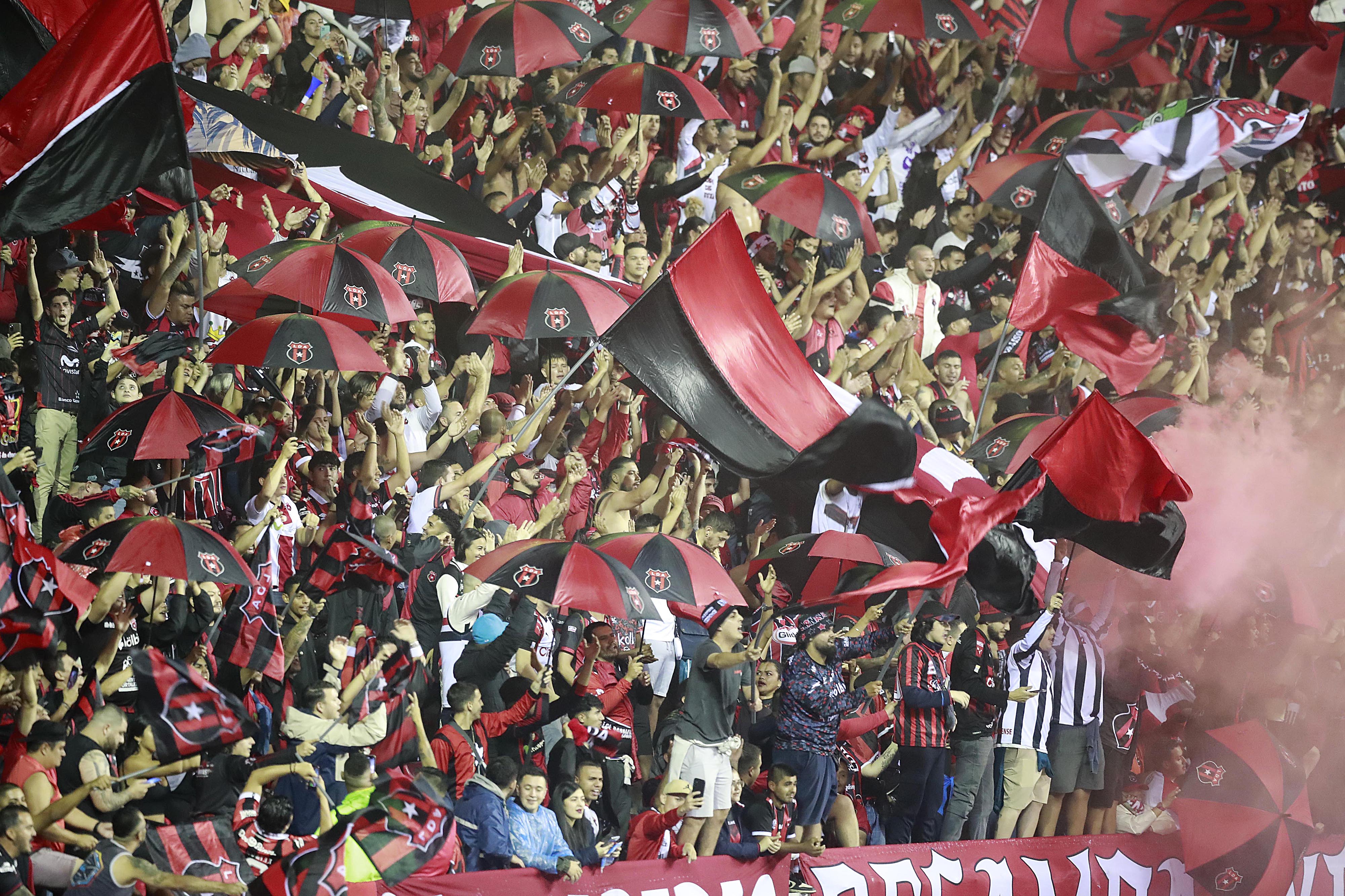 18/11/2023 Estadio Nacional, La Sabana. La Liga Deportiva Alajuelense y el Deportivo Saprissa se enfrentaron este sábado en una nueva edición del Clásico Nacional. Se dio en la final del Torneo de Copa, a estadio casi lleno, con la presencia de las dos aficiones más grandes del país.