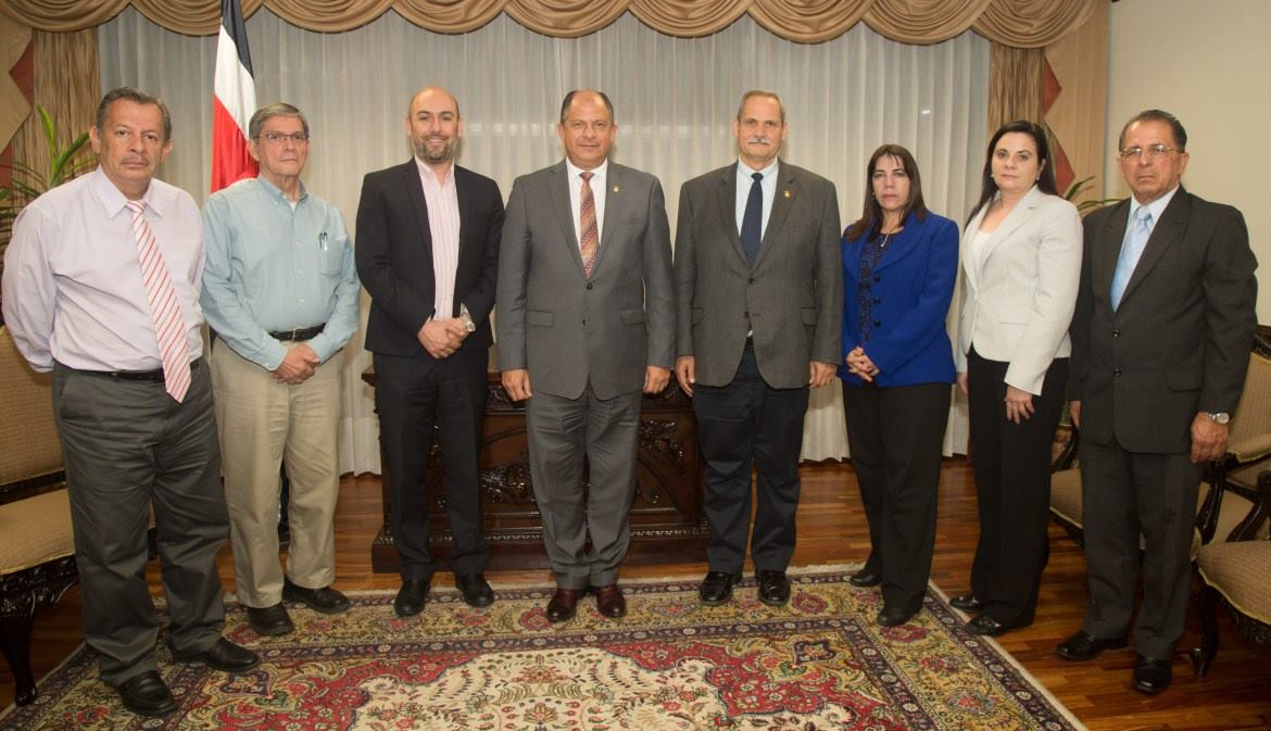 El presidente Luis Guillermo Solís (centro) posa para una fotografía junto con los siete miembros de la junta interventora del Infocoop. Esos designados presidenciales fueron los que eligieron este lunes a Marco Vinicio Ruiz como director ejecutivo del Instituto.