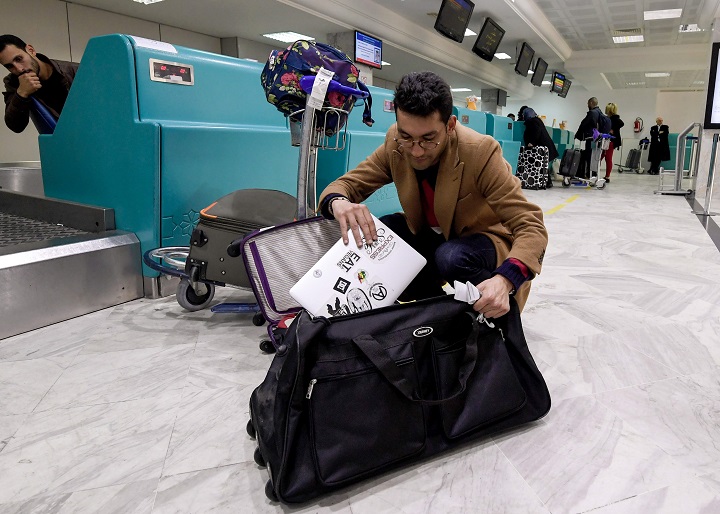 Un viajero de Libia, tuvo que guardar su computadora en su equipaje antes de abordar un vuelo con destino a Londres, en Reino Unido.