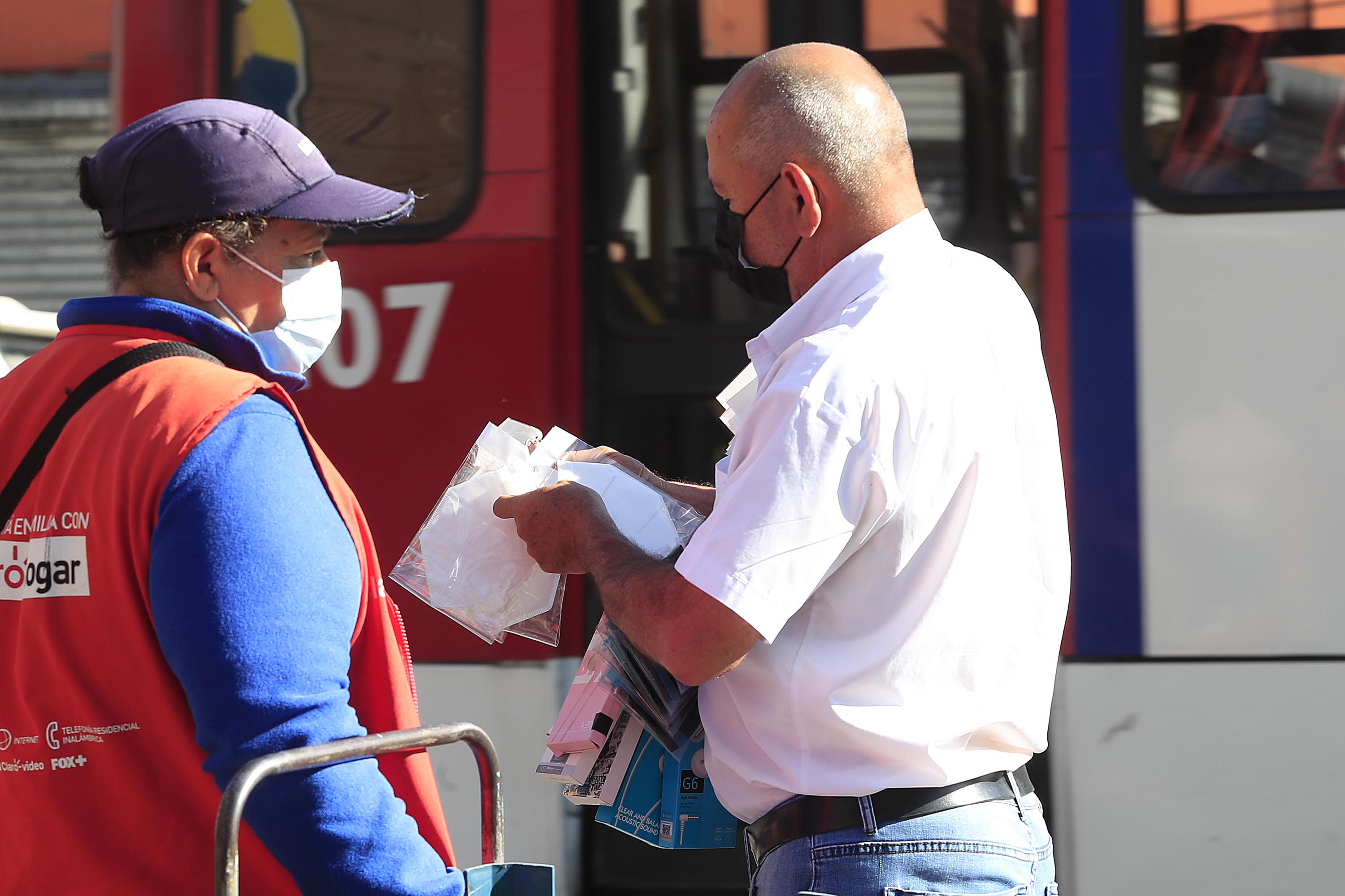10/05/2022 San José. La mayoría de las personas continúa usando la mascarilla, aunque algunos no la usan adecuadamente y otros no la usan del todo, especialmente los vendedores en la calle, incluso hay quienes la llevan en la mano. Esto se da luego de que el presidente de la República, Rodrigo Chaves, firmara decreto que elimina la obligatoriedad de su uso, a pesar de que aún no se publica en La Gaceta.