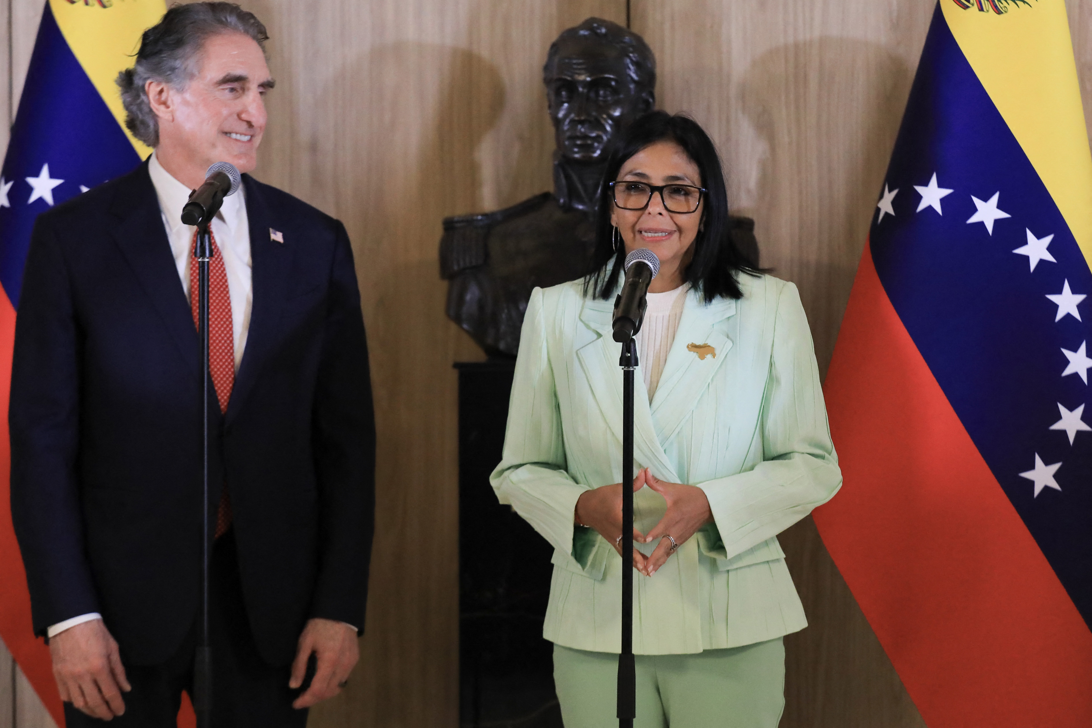 la presidenta interina de Venezuela, Delcy Rodríguez (derecha), hablando junto al secretario del Interior de Estados Unidos, Doug Burgum, durante una ceremonia de firma de documentos en el Palacio Presidencial de Miraflores, en Caracas, el 5 de marzo de 2026.