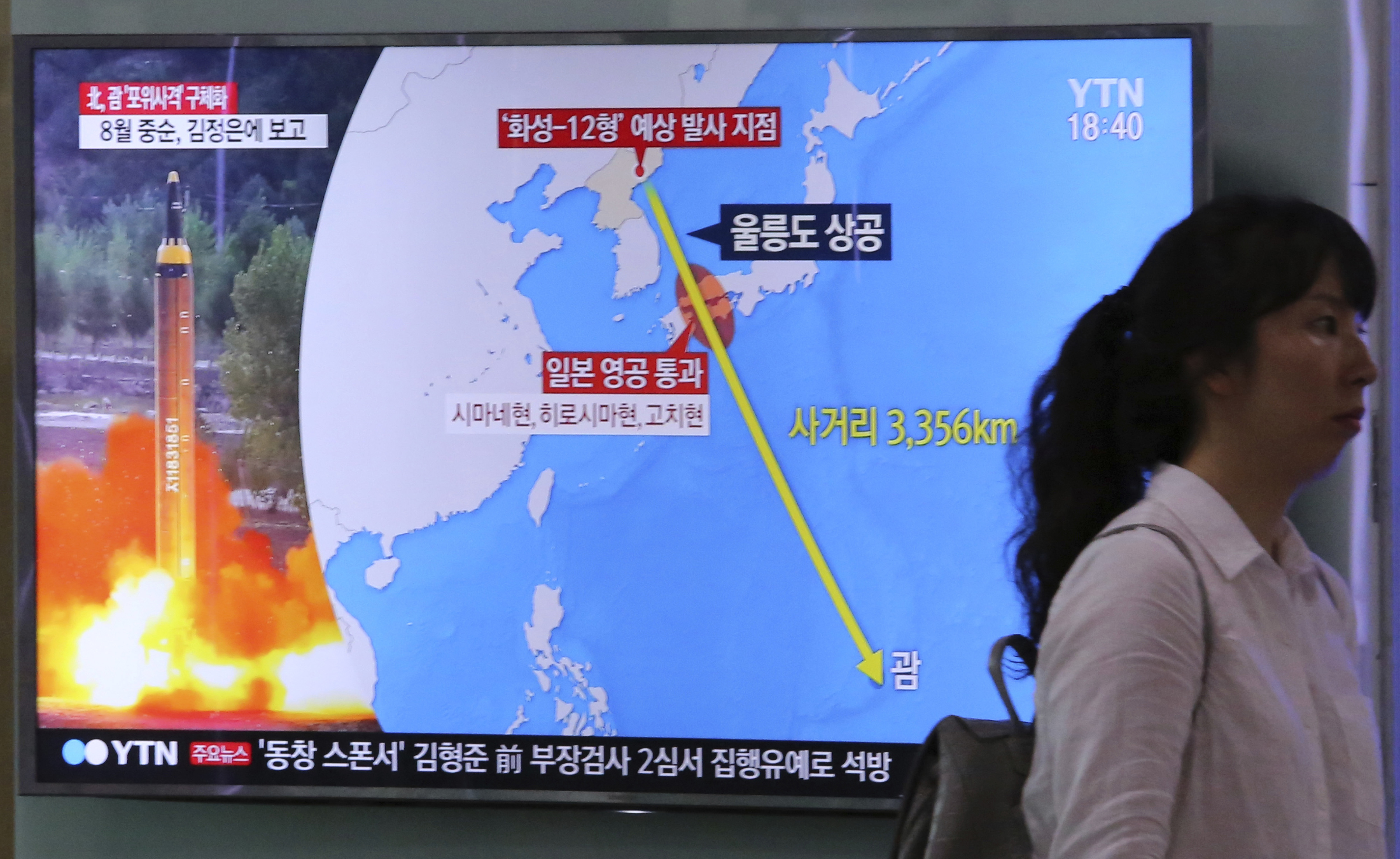 Una pantalla en la estación de tren de Seúl, Corea del Sur, muestra un programa de noticias que informa sobre el anuncio de Corea del Norte de un plan para atacar con una salva de misiles la isla de Guam.