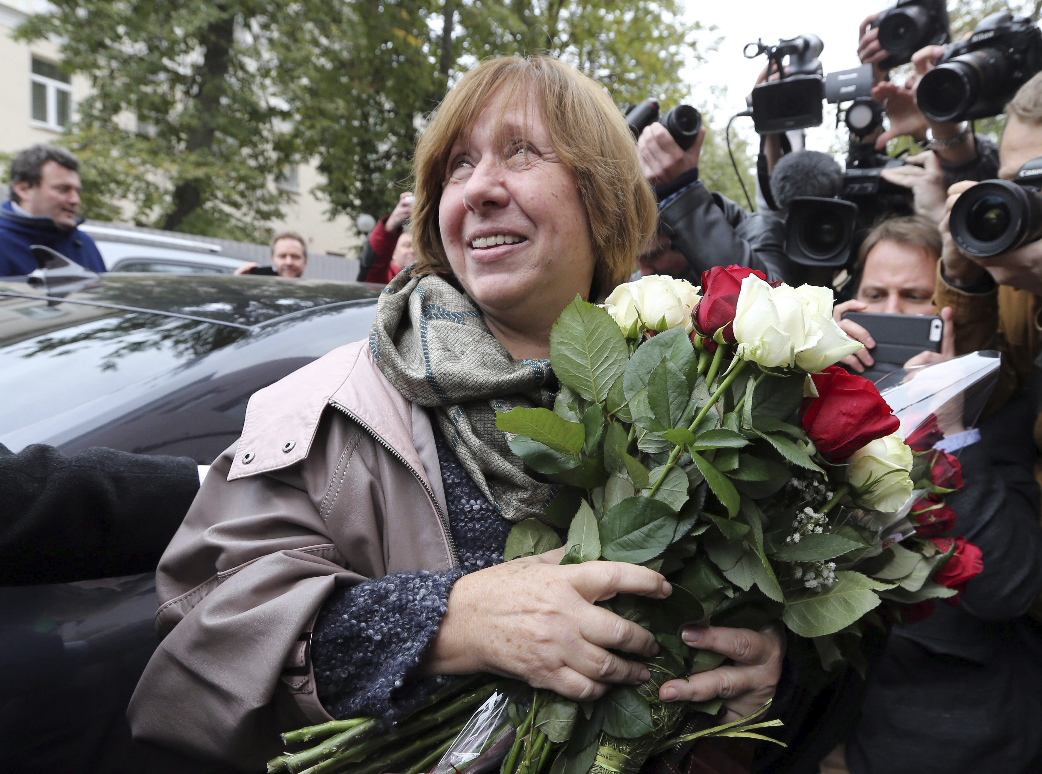 Svetlana Alexievich sonríe a su llegada a una rueda de prensa en Minsk (Bielorrusia). La escritora ganó este jueve 8 de octubre el Premio Nobel de Literatura.