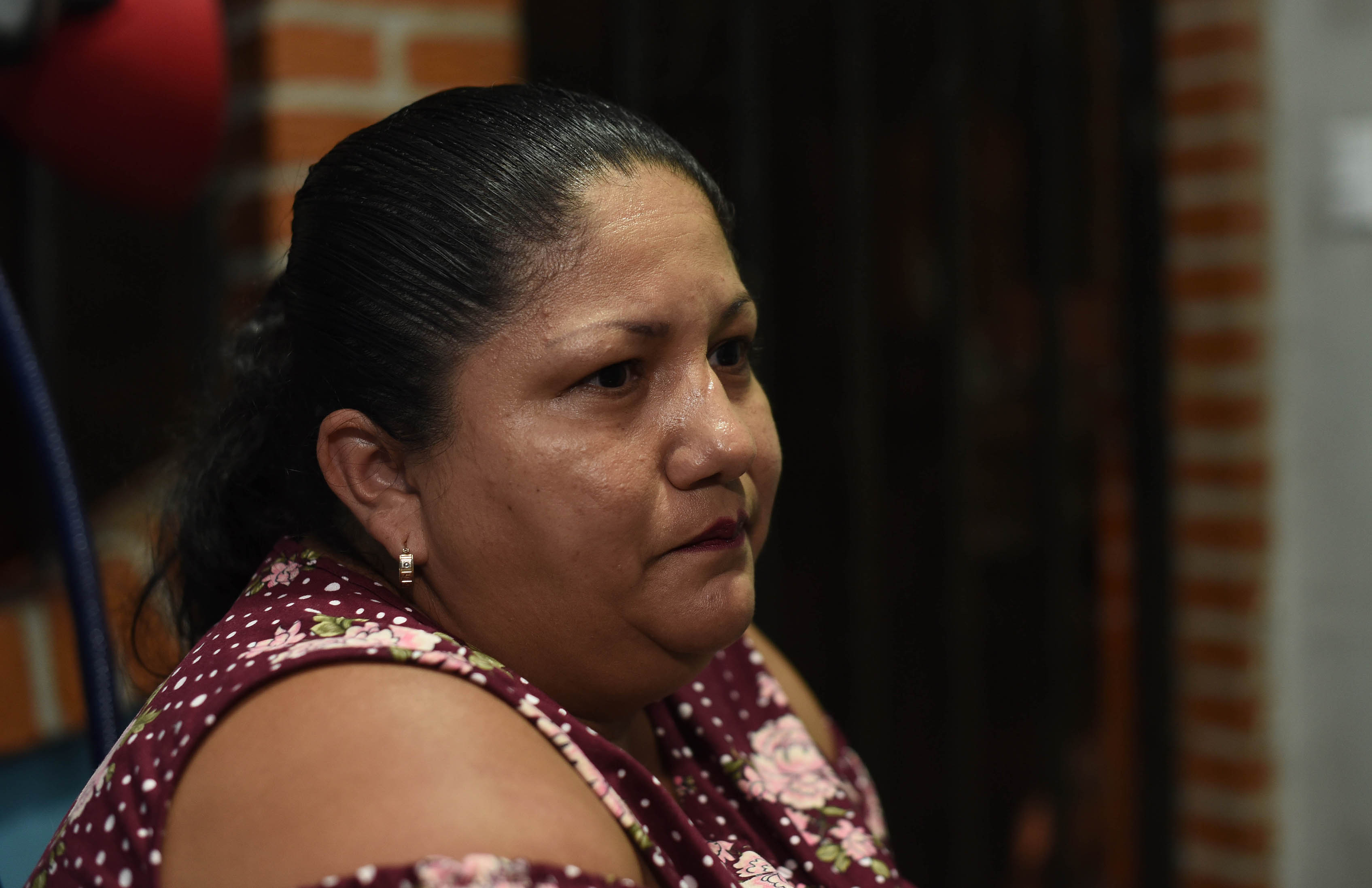 20/02/20202.Hora 6:00 p.m.
Rosmary Cordero madre de Karolay Serrano recuerda con dolor y tristeza el momento en que supo que su hija fue encontraba sin vida en una zona montañosa. Ella lleva en su inetrior esta tristeza junto a su familia en La Milpa de Guarari en Heredia. Pide a los padres de familia que cuiden mucho a sus hijos y en especial a los varones y que los aconsejen para que no cometan estos errores.
CARLOS GONZALEZ/AGENCIA OJOPOROJO
