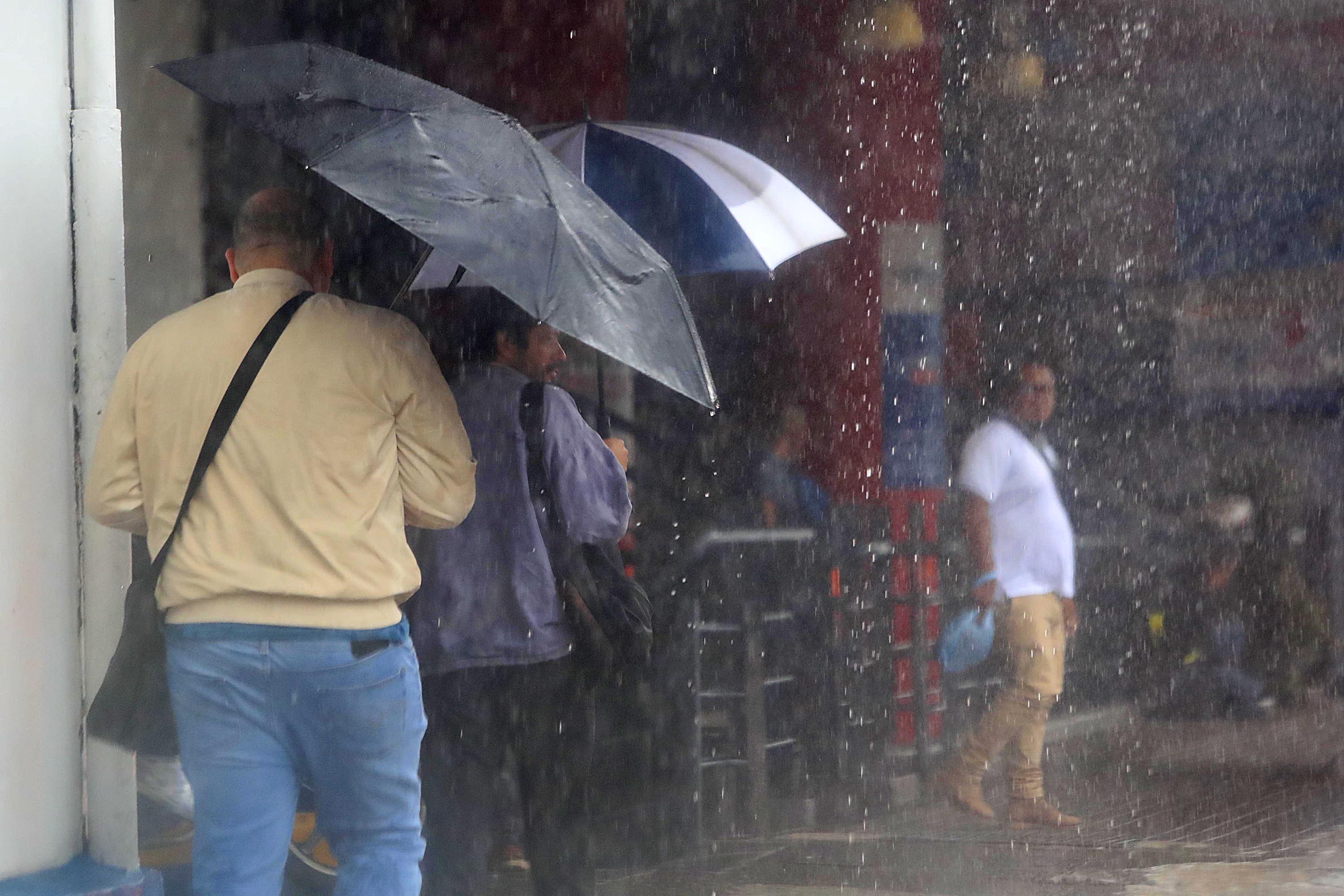 07/06/2023 San José. Un fuerte aguacero durante la tarde de este miércoles recordó que la lluvia está de regreso.